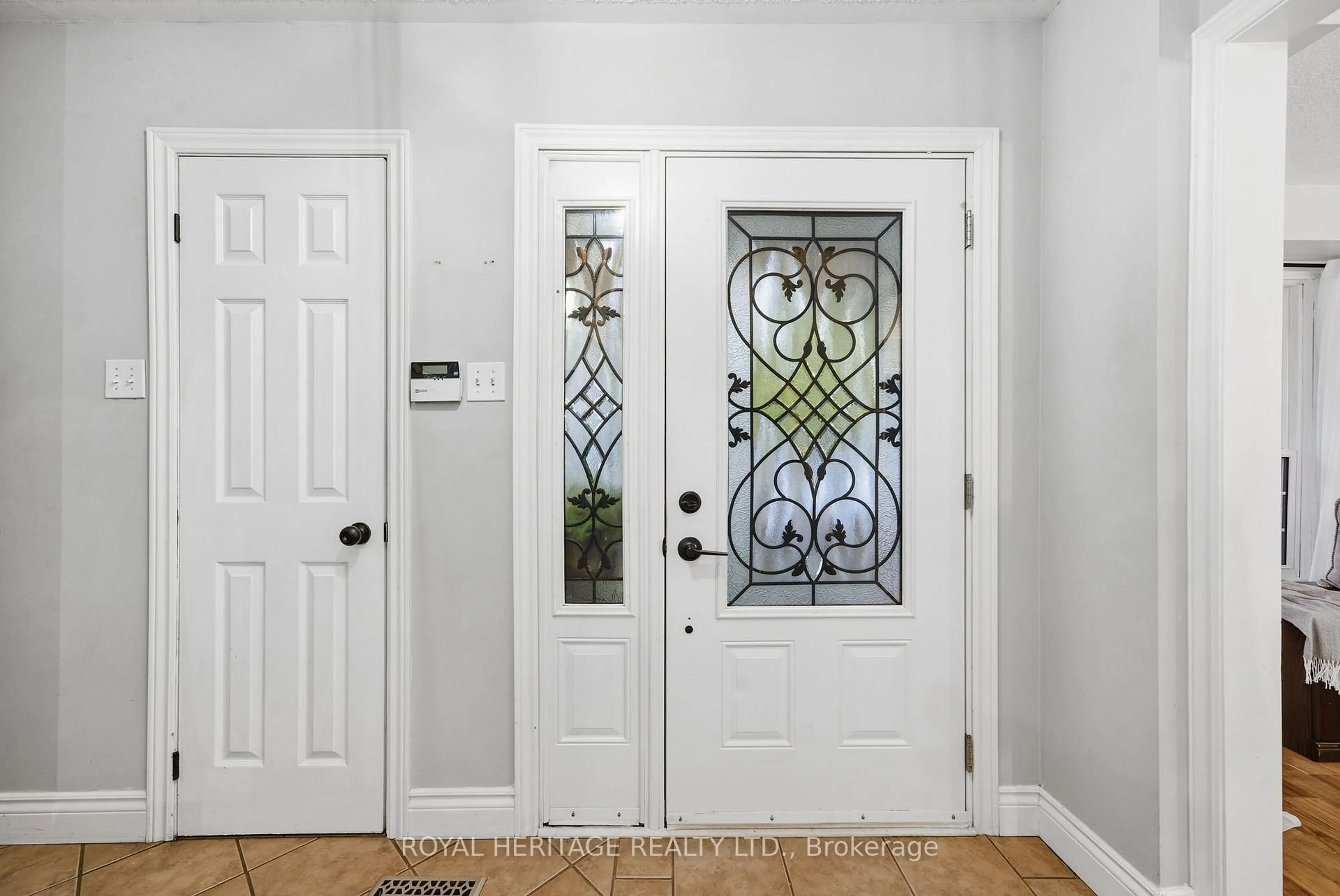 Indoor entryway for 906 Kingsley Crt, Oshawa Ontario L1K 2E7