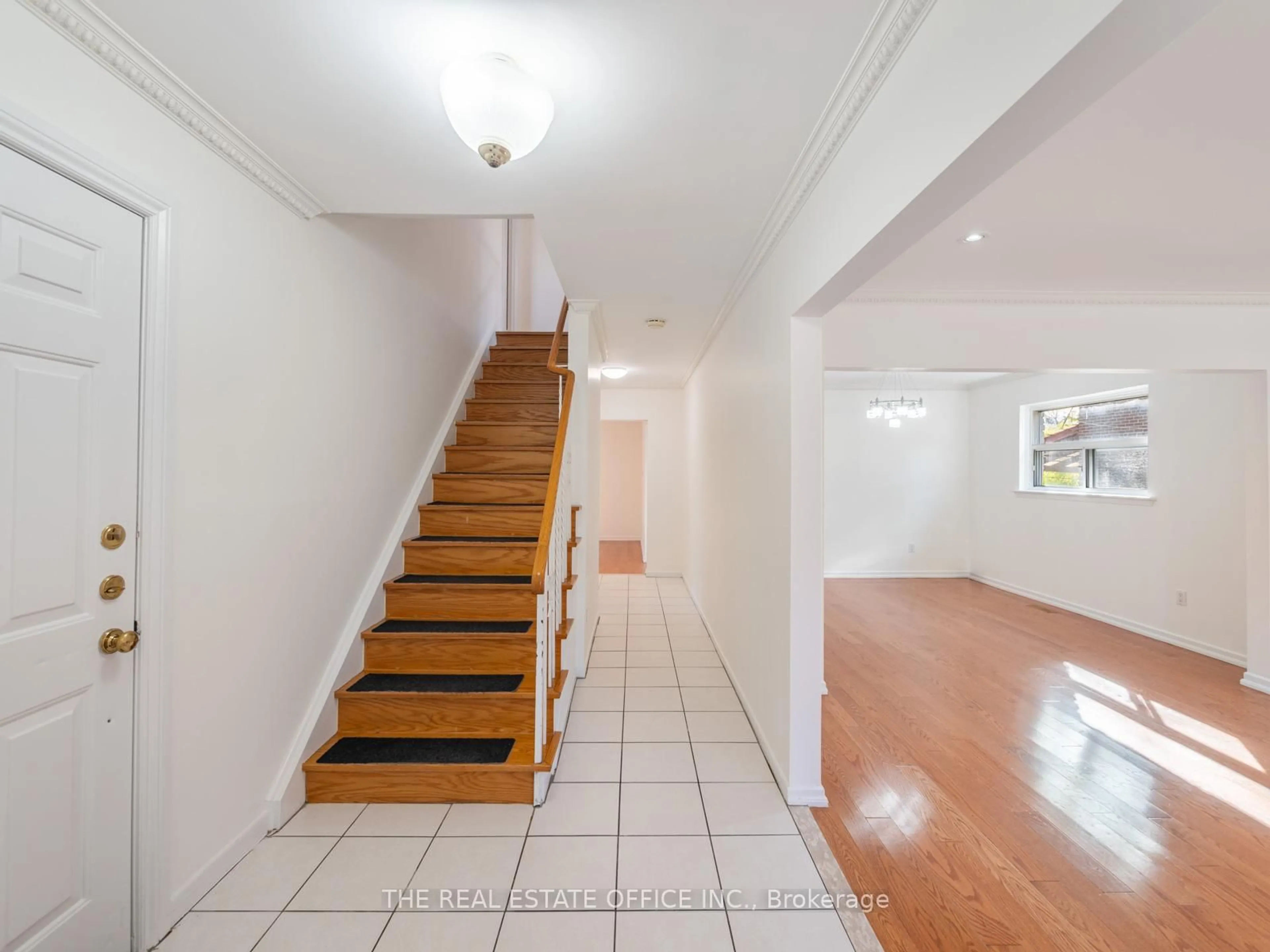 Indoor foyer for 11 Dunsdale Sq, Toronto Ontario M1S 2L7