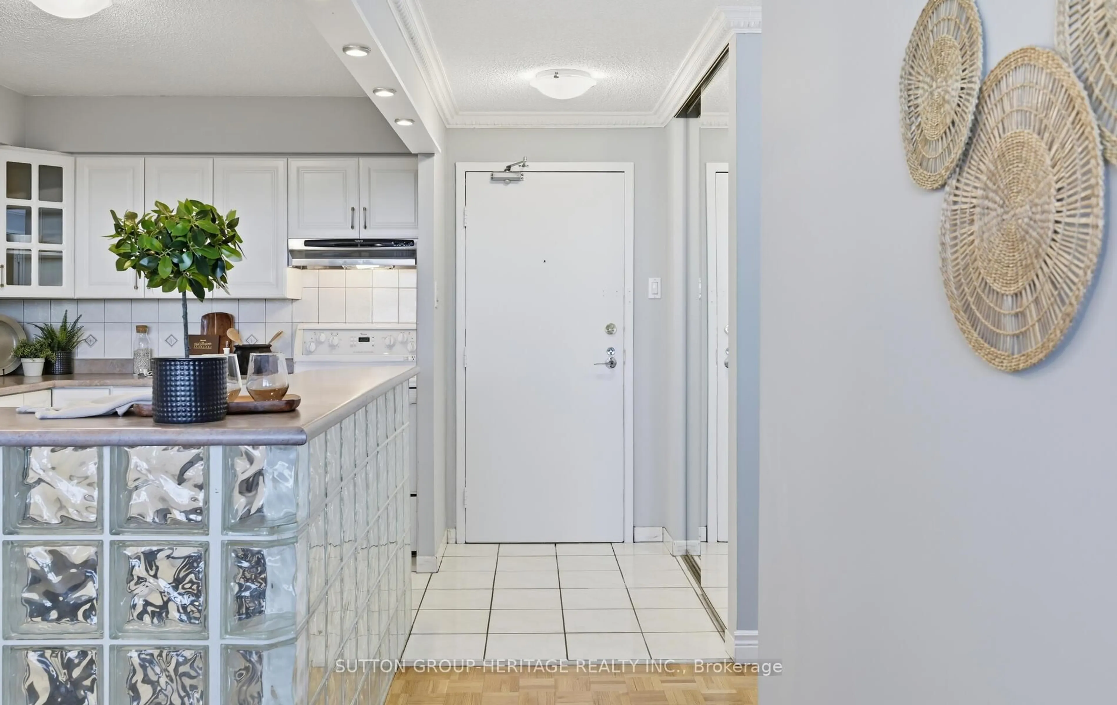 Standard kitchen, ceramic/tile floor for 3380 Eglinton Ave #2007, Toronto Ontario M1J 3L6