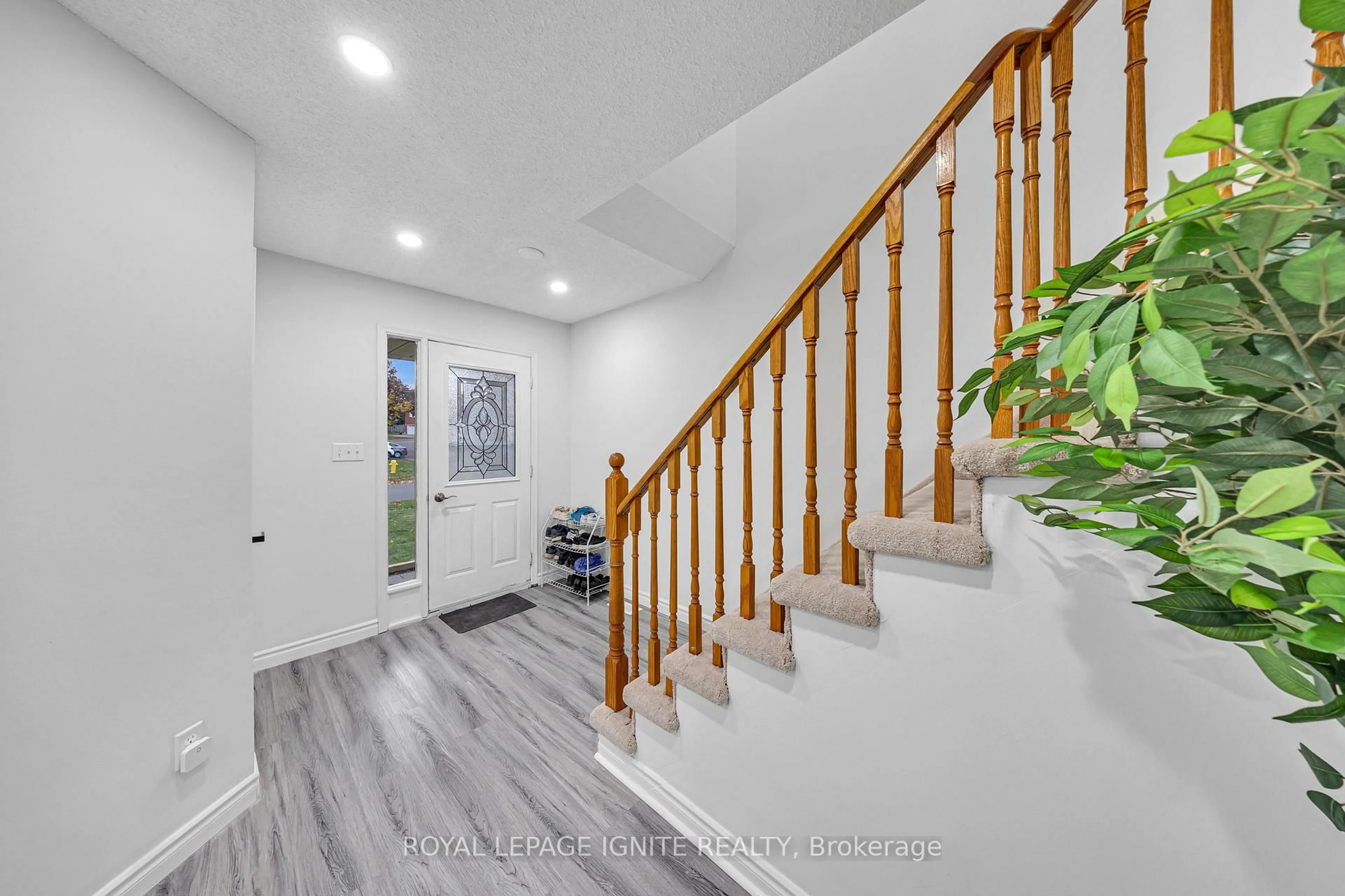 Indoor entryway for 431 Cobblehill Dr, Oshawa Ontario L1K 1Y6