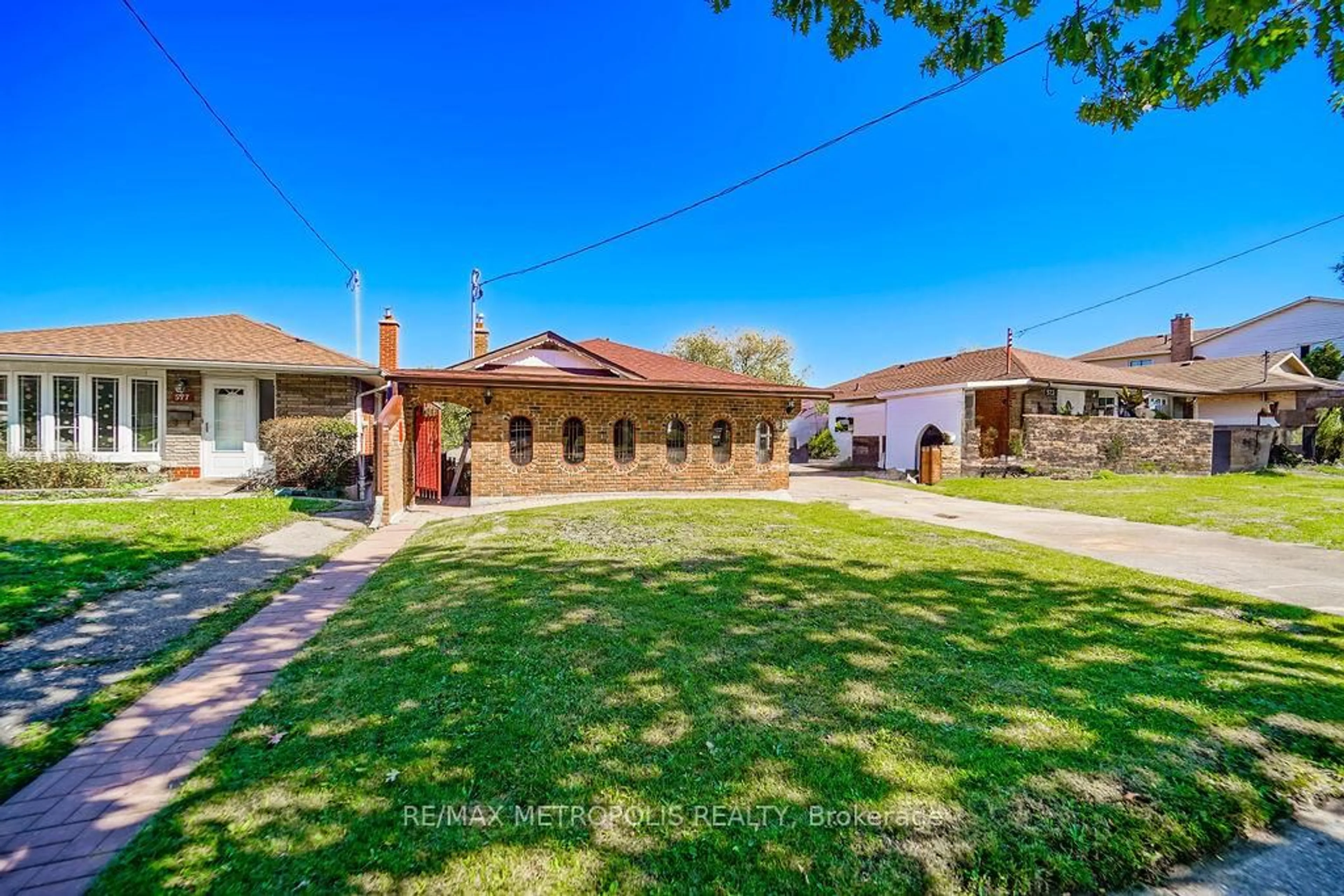 A pic from outside/outdoor area/front of a property/back of a property/a pic from drone, street for 575 Bellamy Rd, Toronto Ontario M1H 1G6