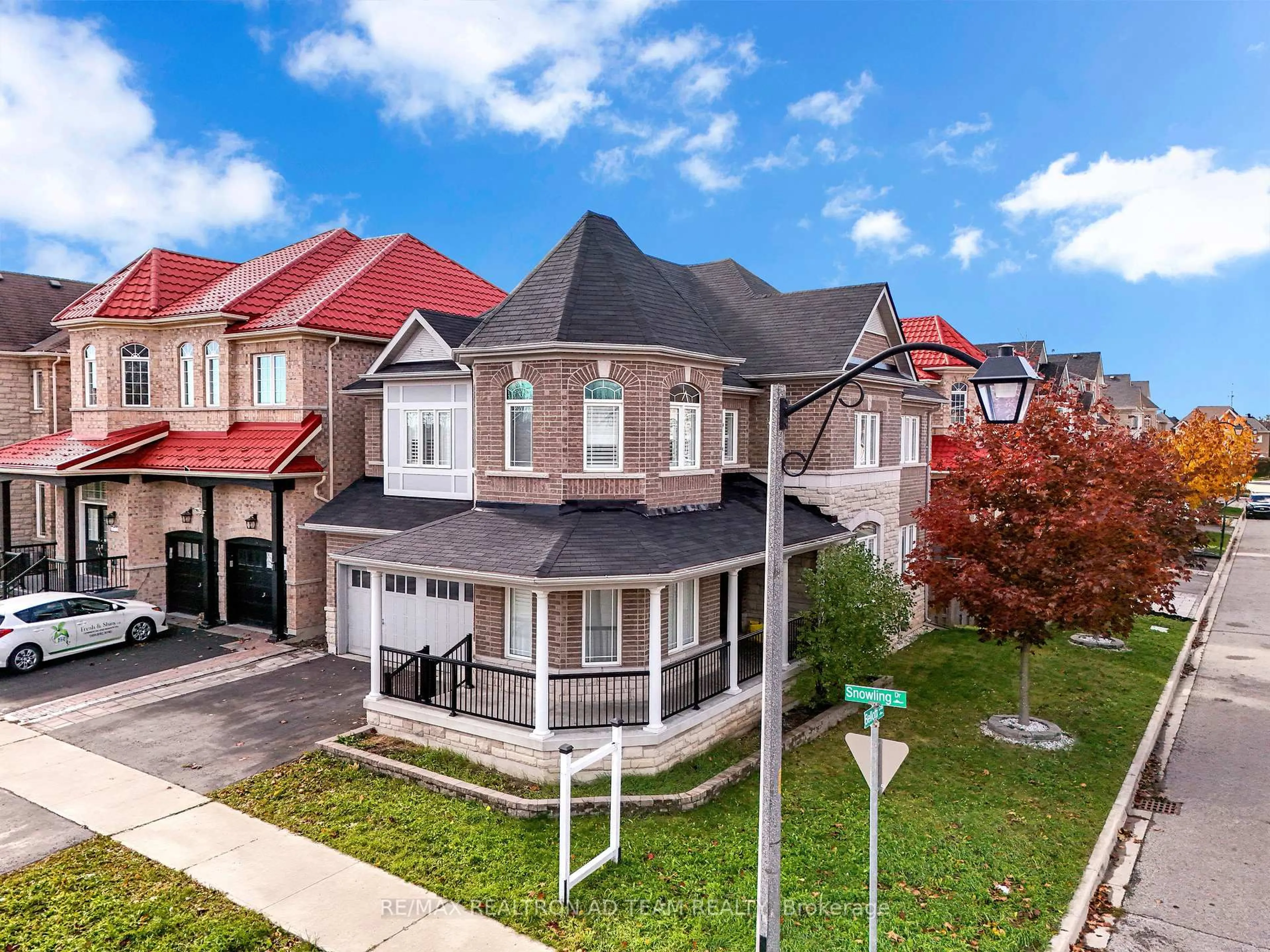 A pic from outside/outdoor area/front of a property/back of a property/a pic from drone, street for 16 Snowling Dr, Ajax Ontario L1Z 0M2