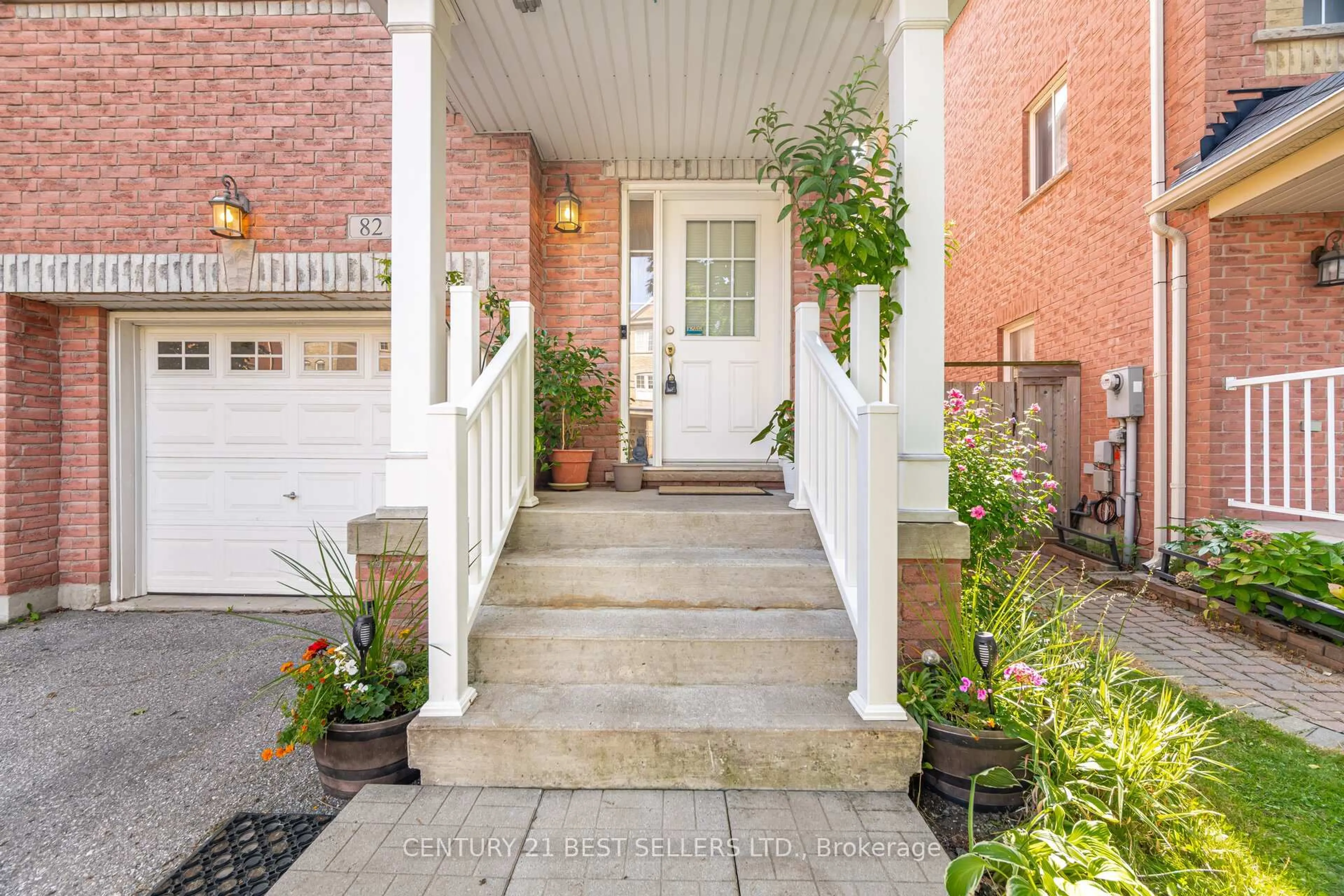 Indoor entryway for 82 Pilkington Dr, Toronto Ontario M1L 0A7