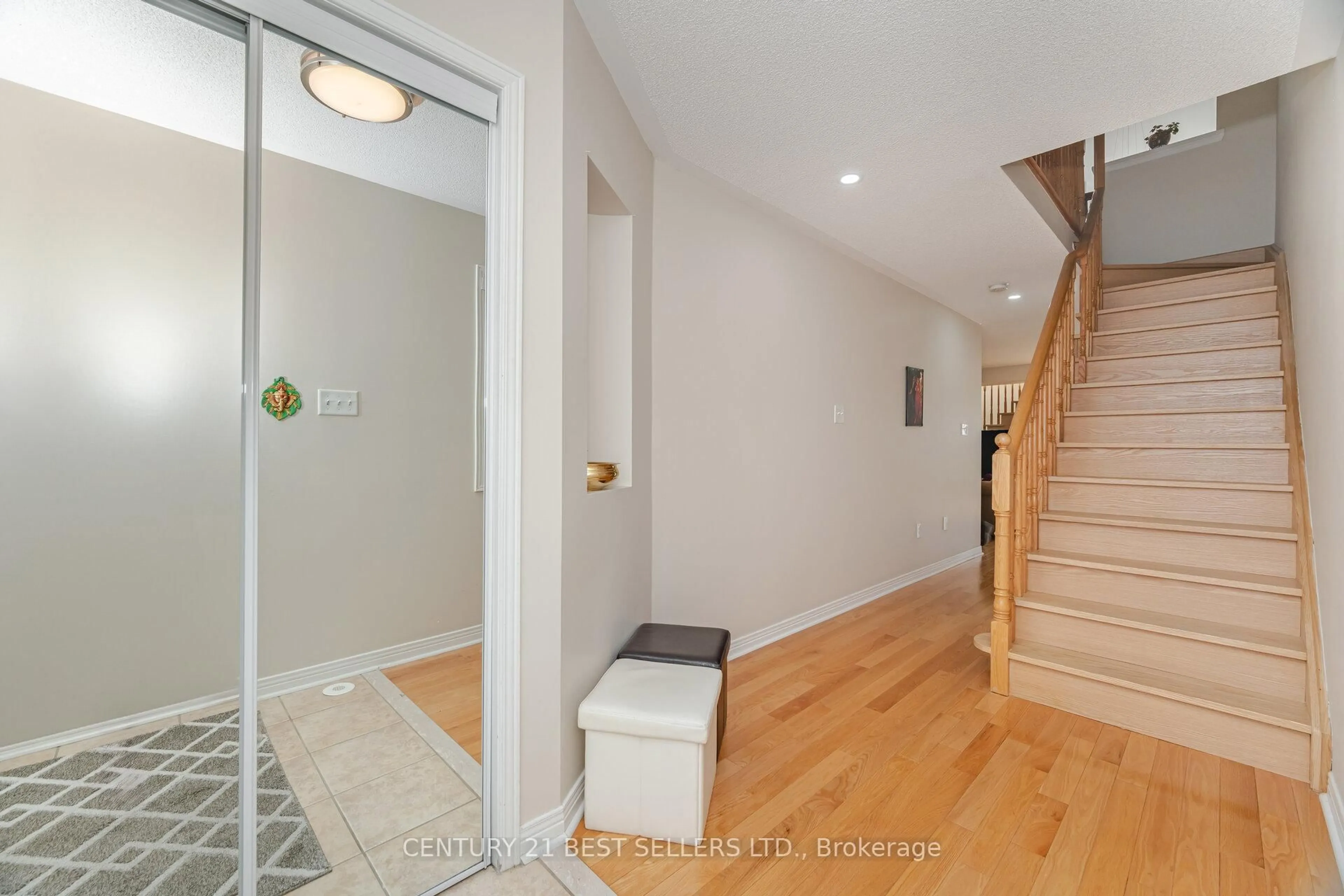 Indoor entryway for 82 Pilkington Dr, Toronto Ontario M1L 0A7