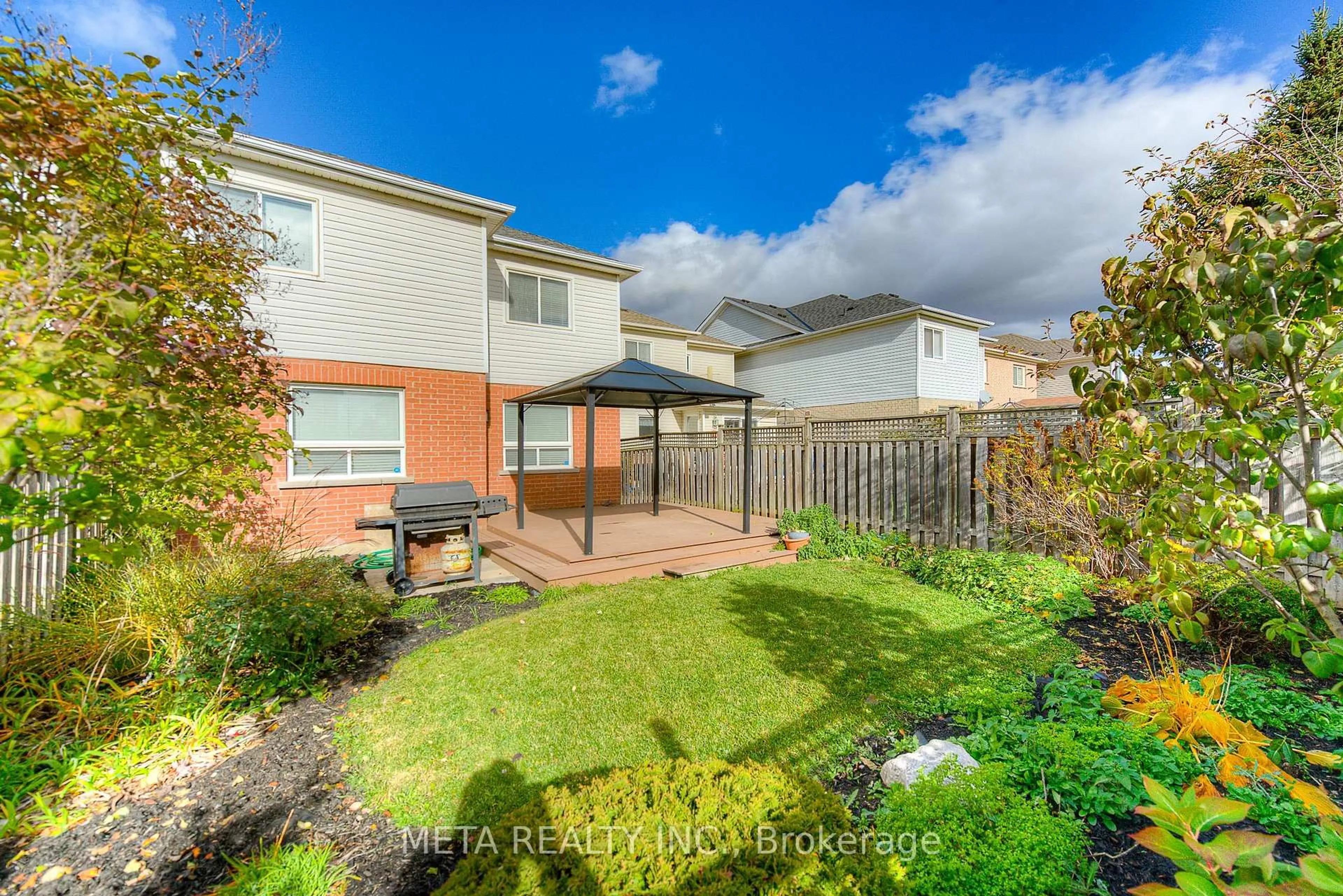 A pic from outside/outdoor area/front of a property/back of a property/a pic from drone, street for 17 Brownridge Pl, Whitby Ontario L1P 1W3