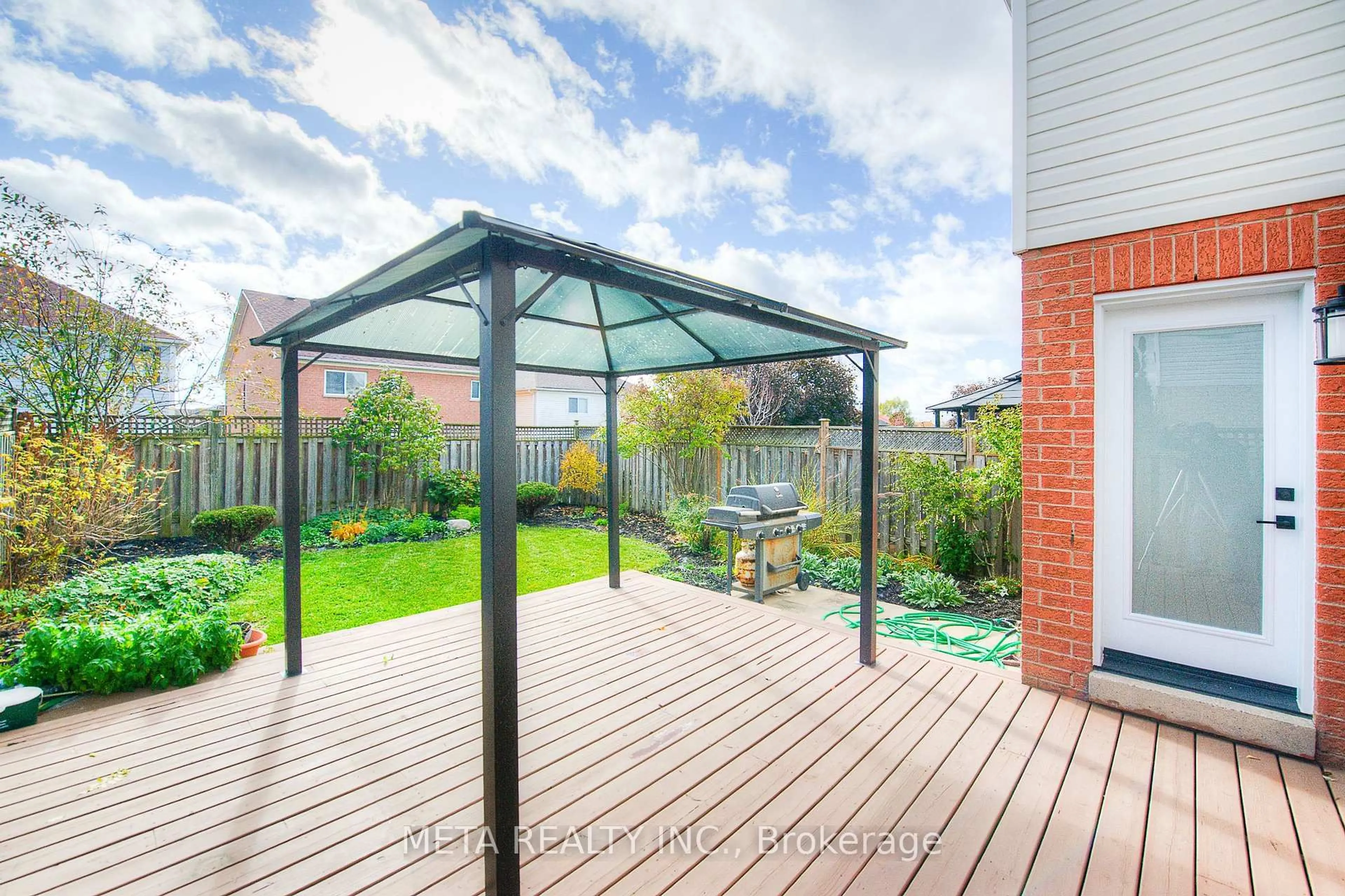 Patio, street for 17 Brownridge Pl, Whitby Ontario L1P 1W3