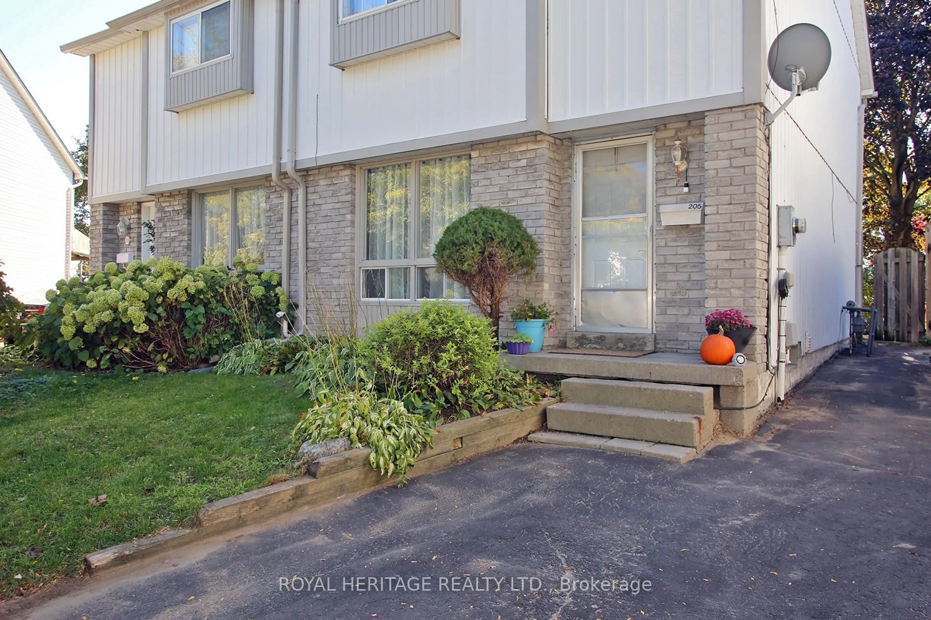 Patio, unknown for 205 Northminster Crt, Oshawa Ontario L1G 7M6