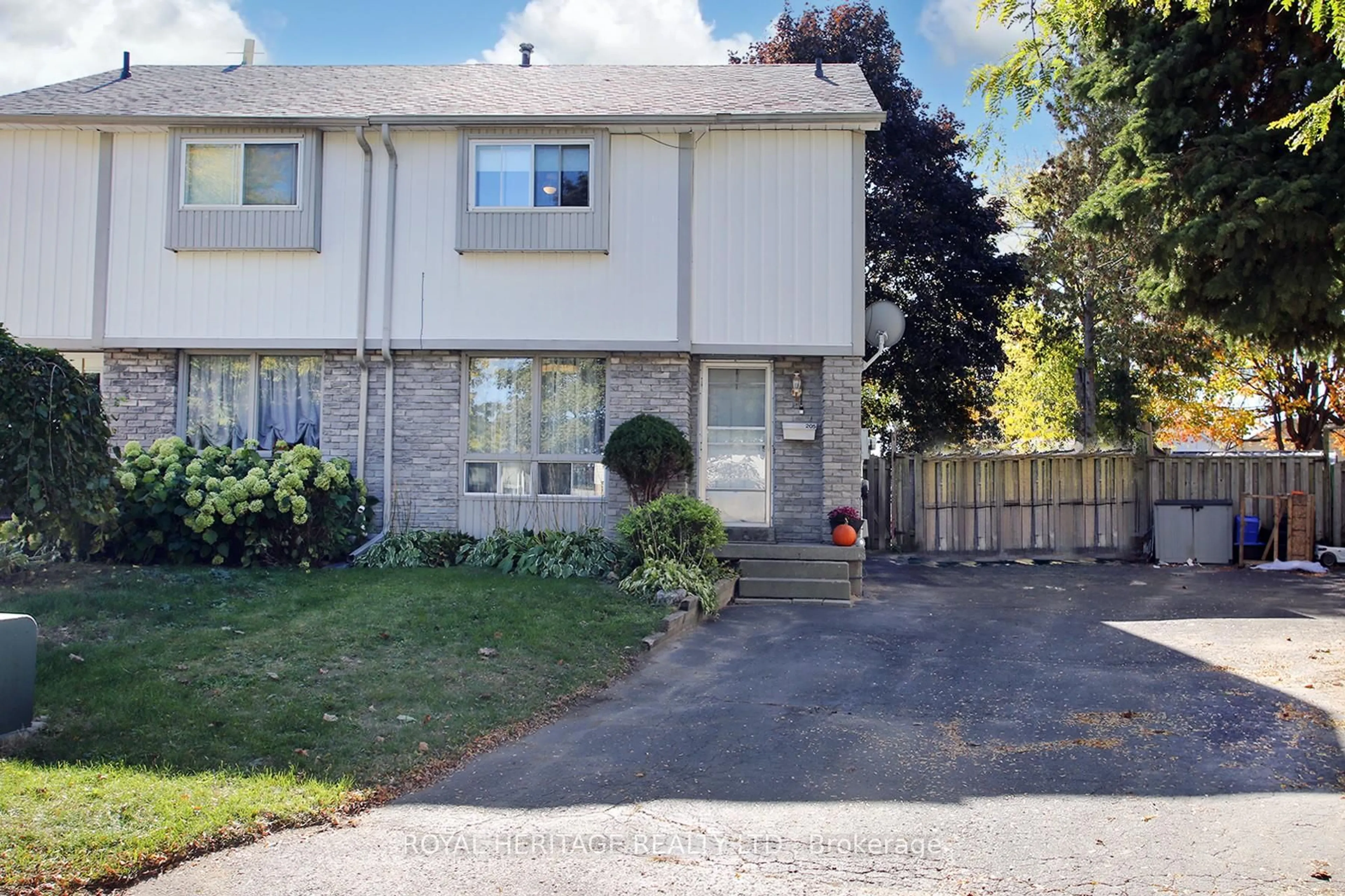 A pic from outside/outdoor area/front of a property/back of a property/a pic from drone, street for 205 Northminster Crt, Oshawa Ontario L1G 7M6
