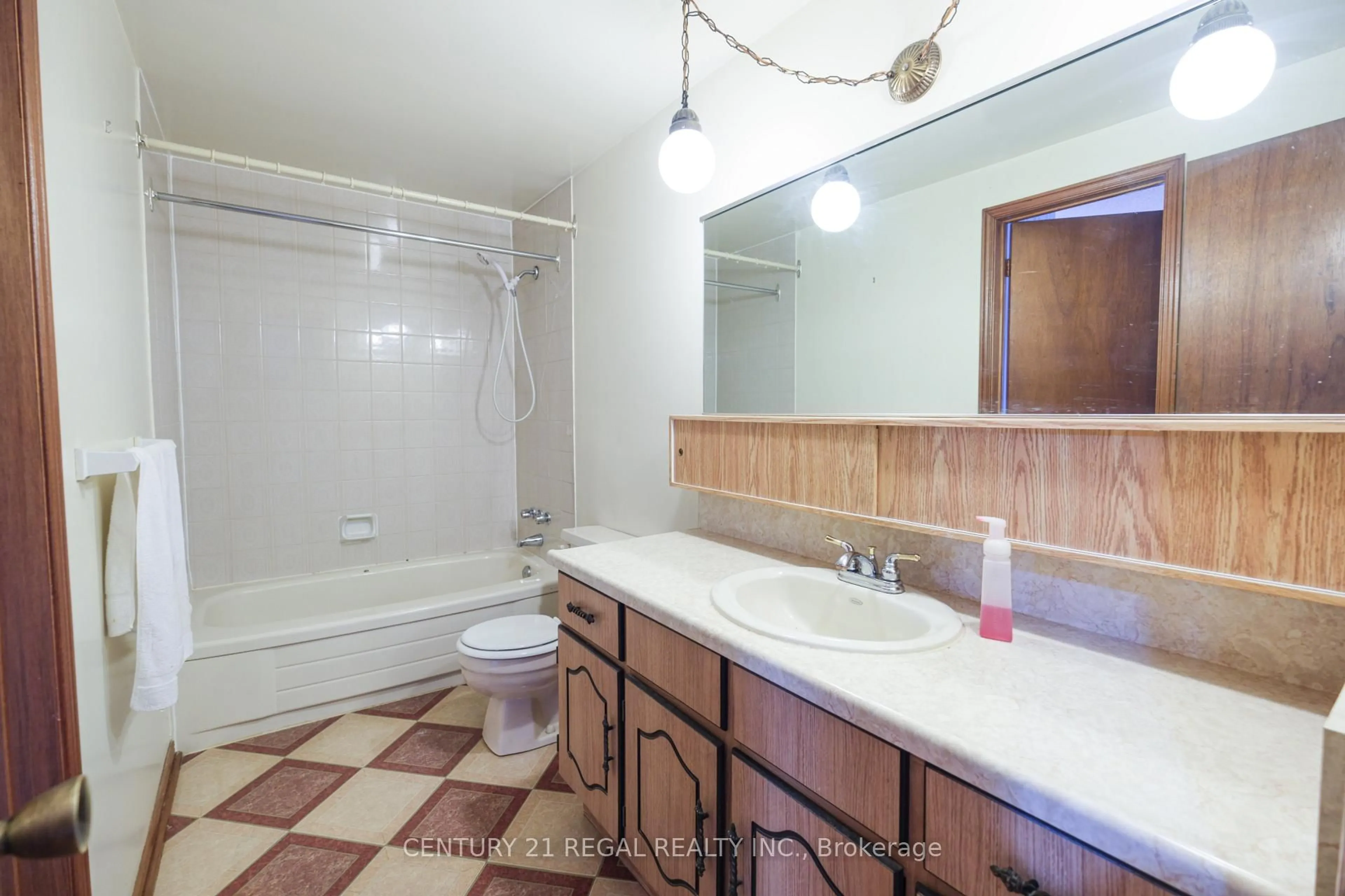 Standard bathroom, ceramic/tile floor for 80 Robbinstone Dr, Toronto Ontario M1B 2E6