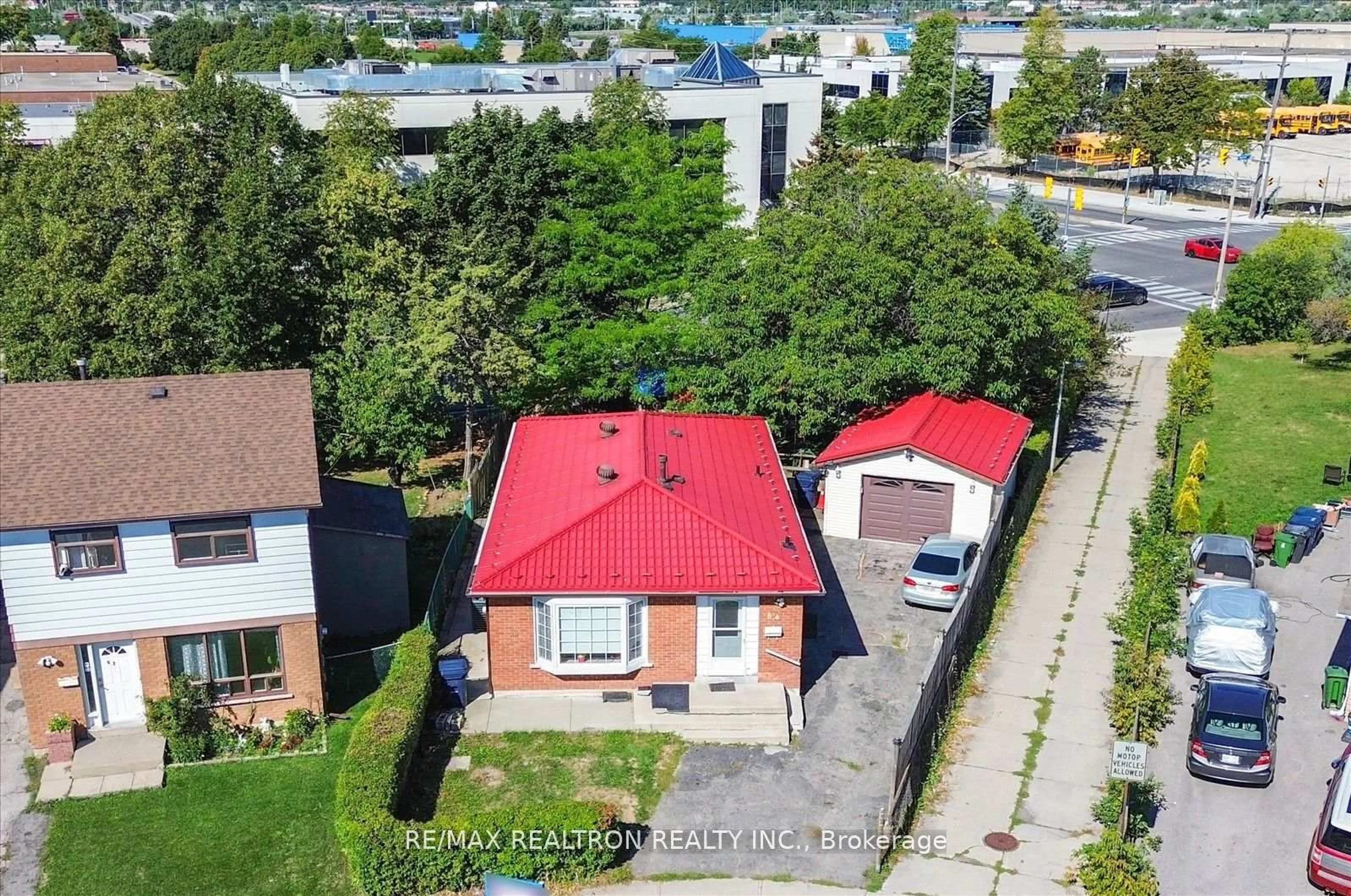 A pic from outside/outdoor area/front of a property/back of a property/a pic from drone, street for 64 Crittenden Sq, Toronto Ontario M1B 1V1