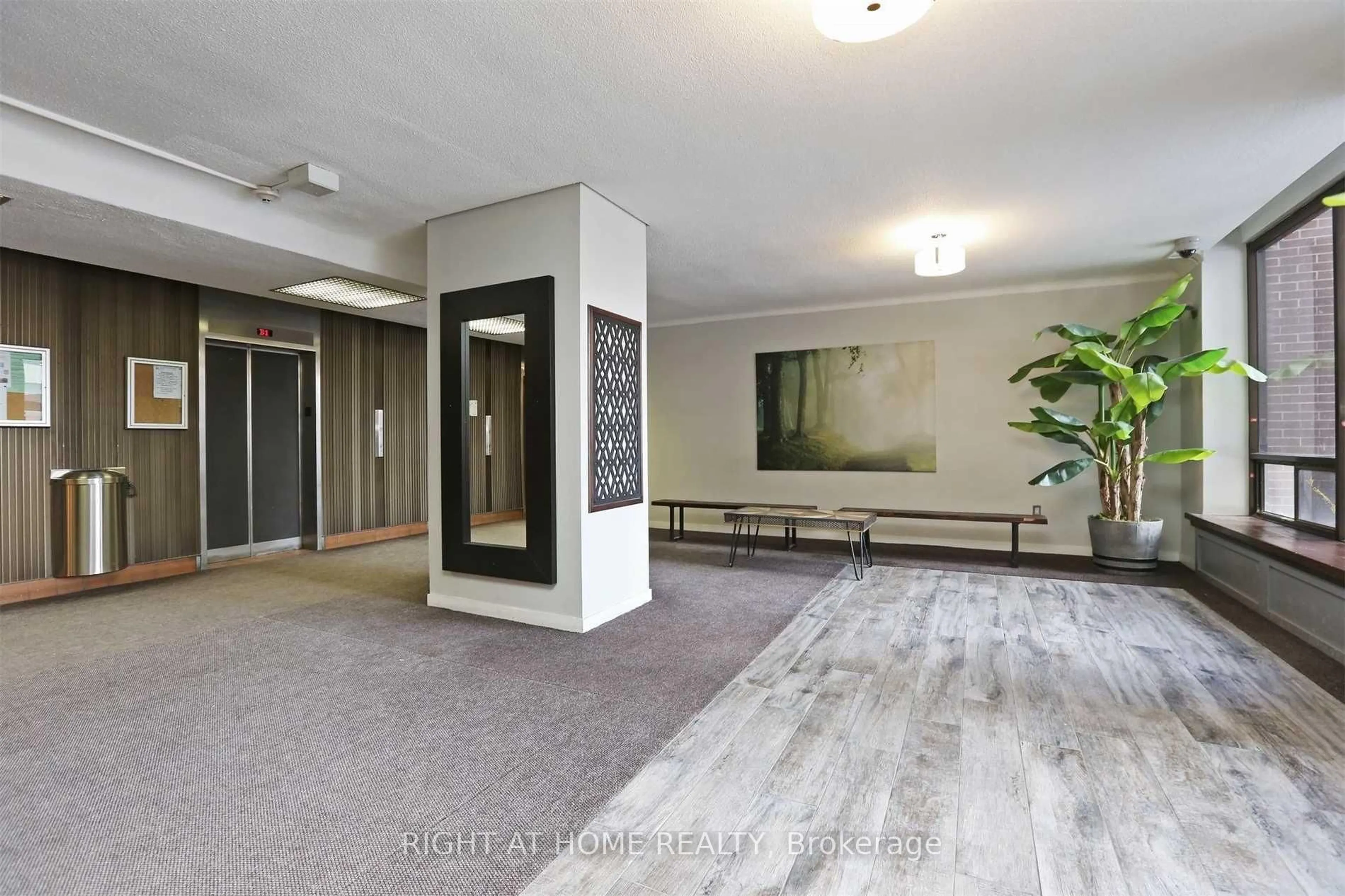 Indoor foyer for 5 Massey Sq #717, Toronto Ontario M4C 5L6