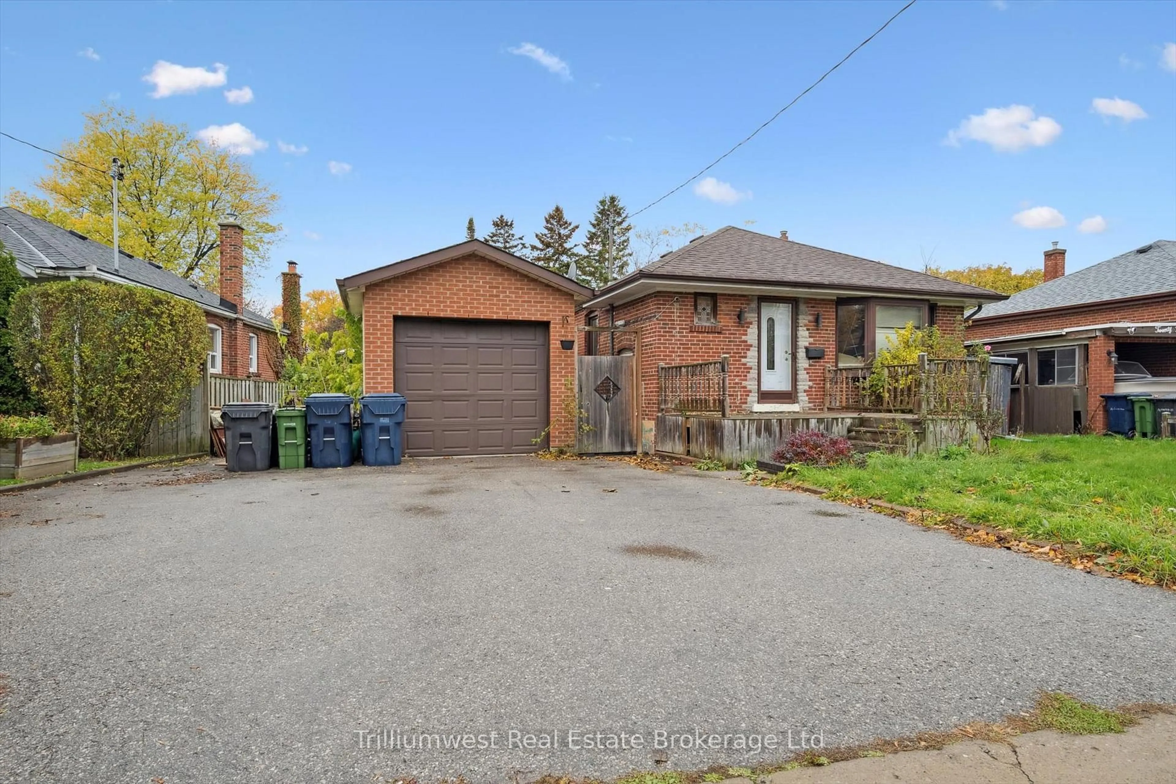 A pic from outside/outdoor area/front of a property/back of a property/a pic from drone, street for 22 Compton Dr, Toronto Ontario M1R 4A6