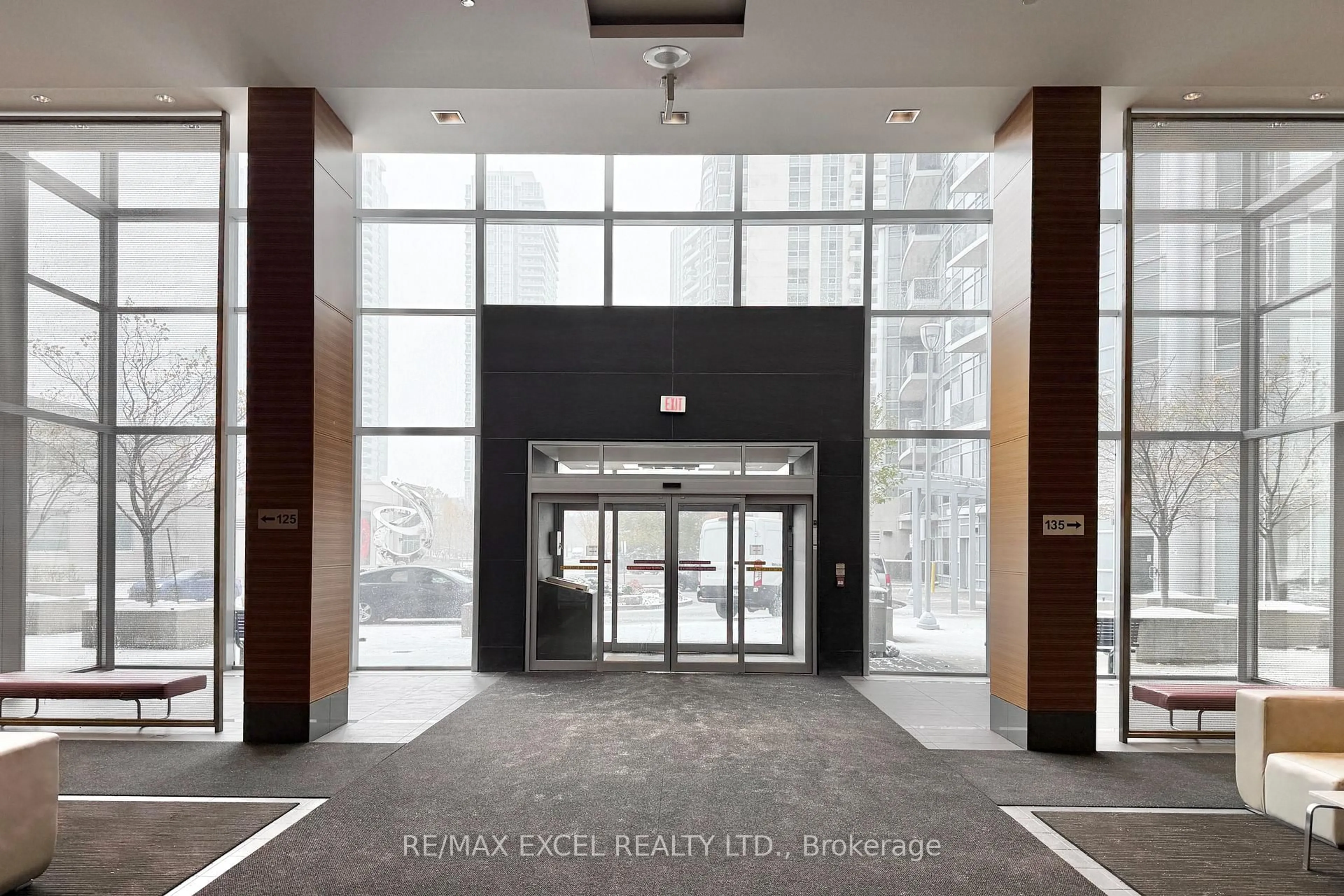 Indoor foyer for 135 Village Green Sq #3516, Toronto Ontario M1S 0G4