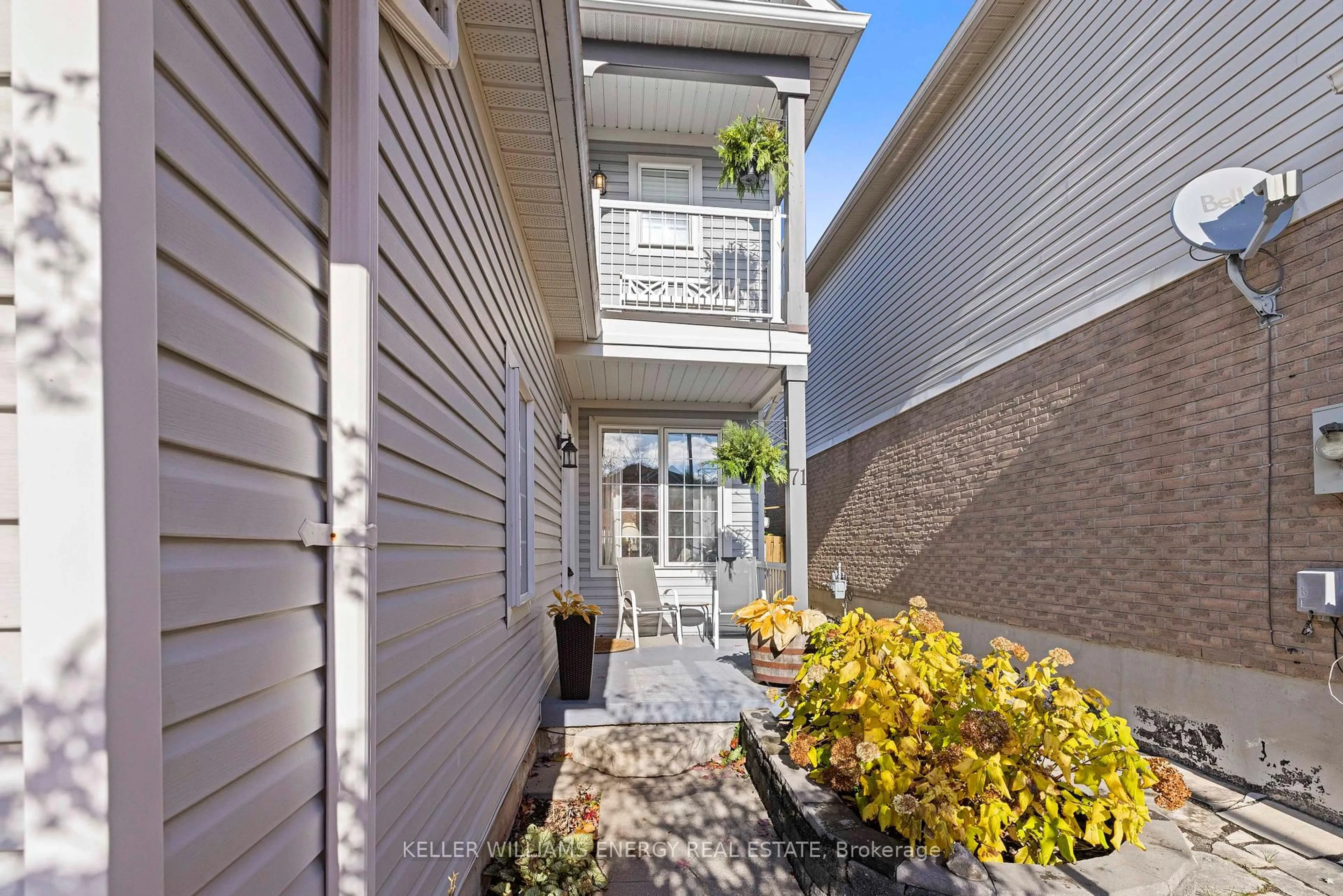 Patio, street for 71 Sandford Cres, Whitby Ontario L1R 2S1