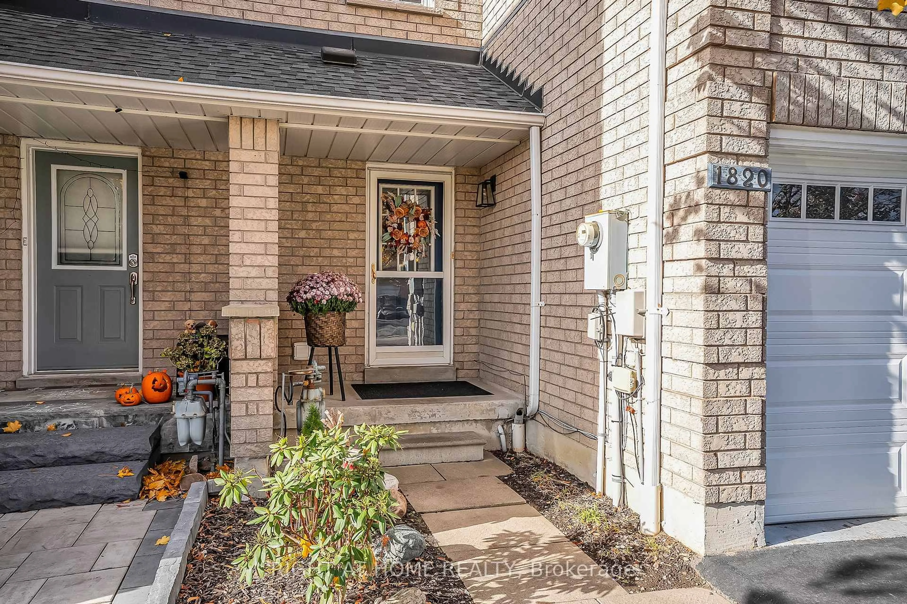 Indoor entryway for 1820 Nordane Dr, Pickering Ontario L1V 6Z7
