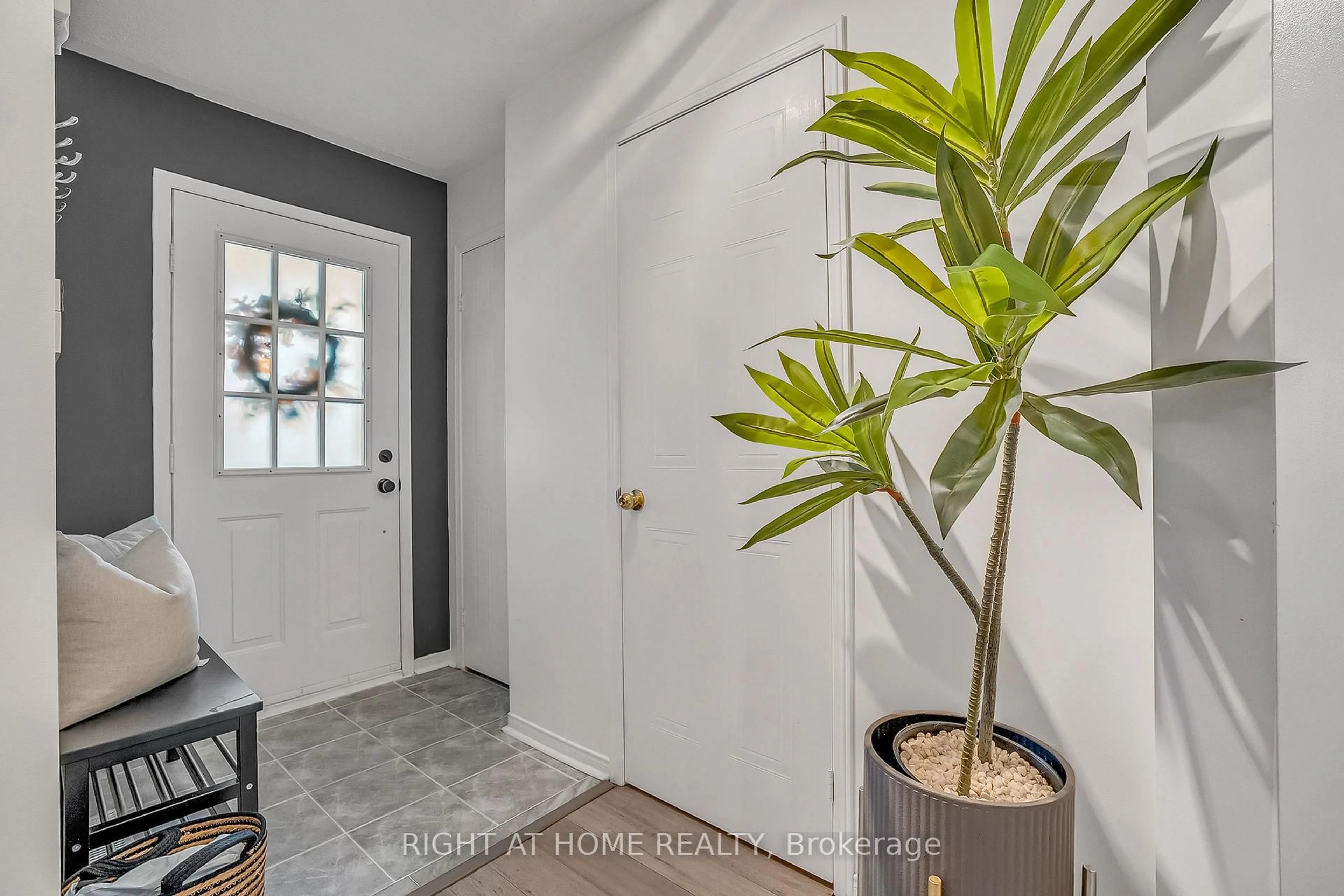 Indoor entryway for 1820 Nordane Dr, Pickering Ontario L1V 6Z7