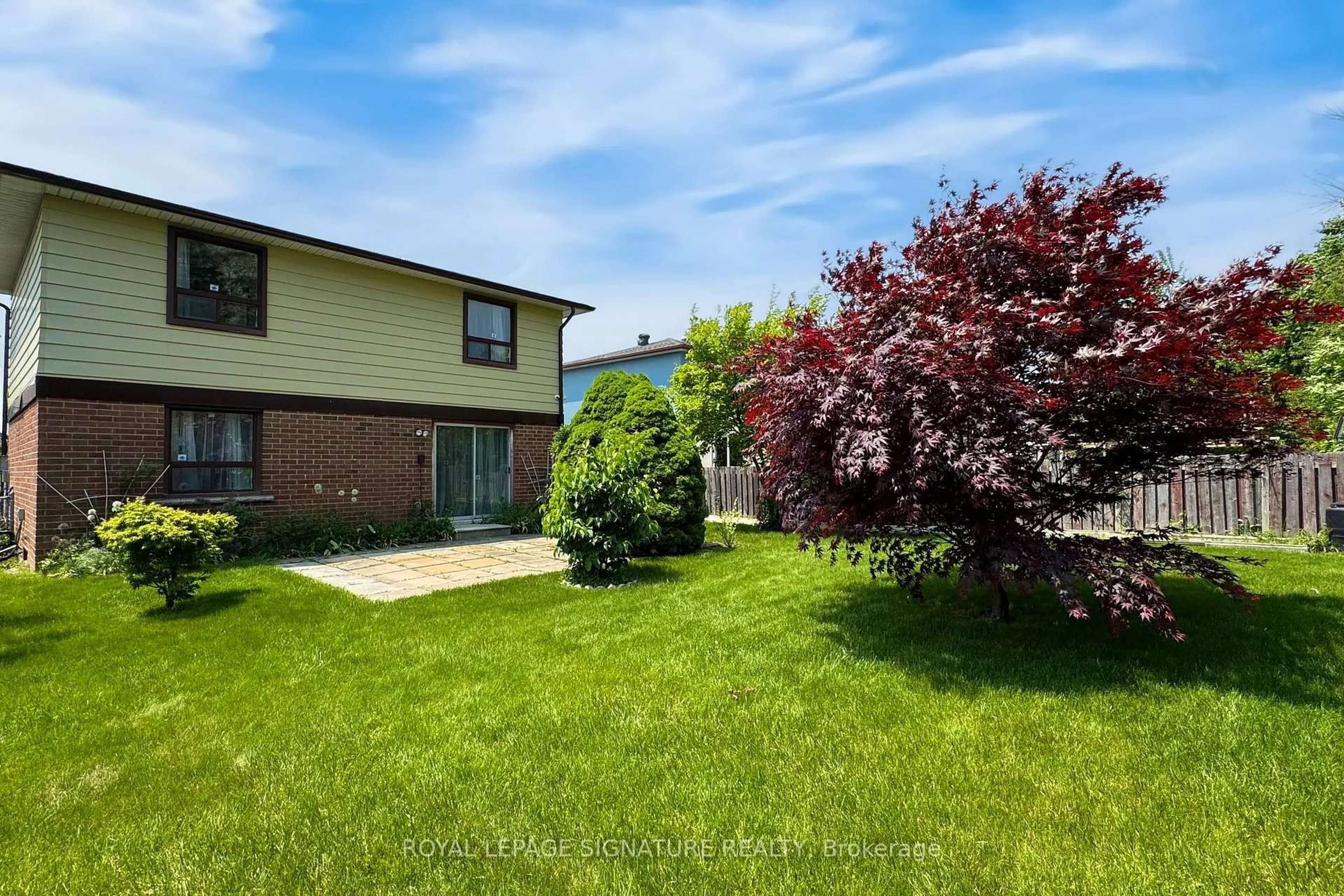 A pic from outside/outdoor area/front of a property/back of a property/a pic from drone, street for 35 Crittenden Sq, Toronto Ontario M1B 1V2