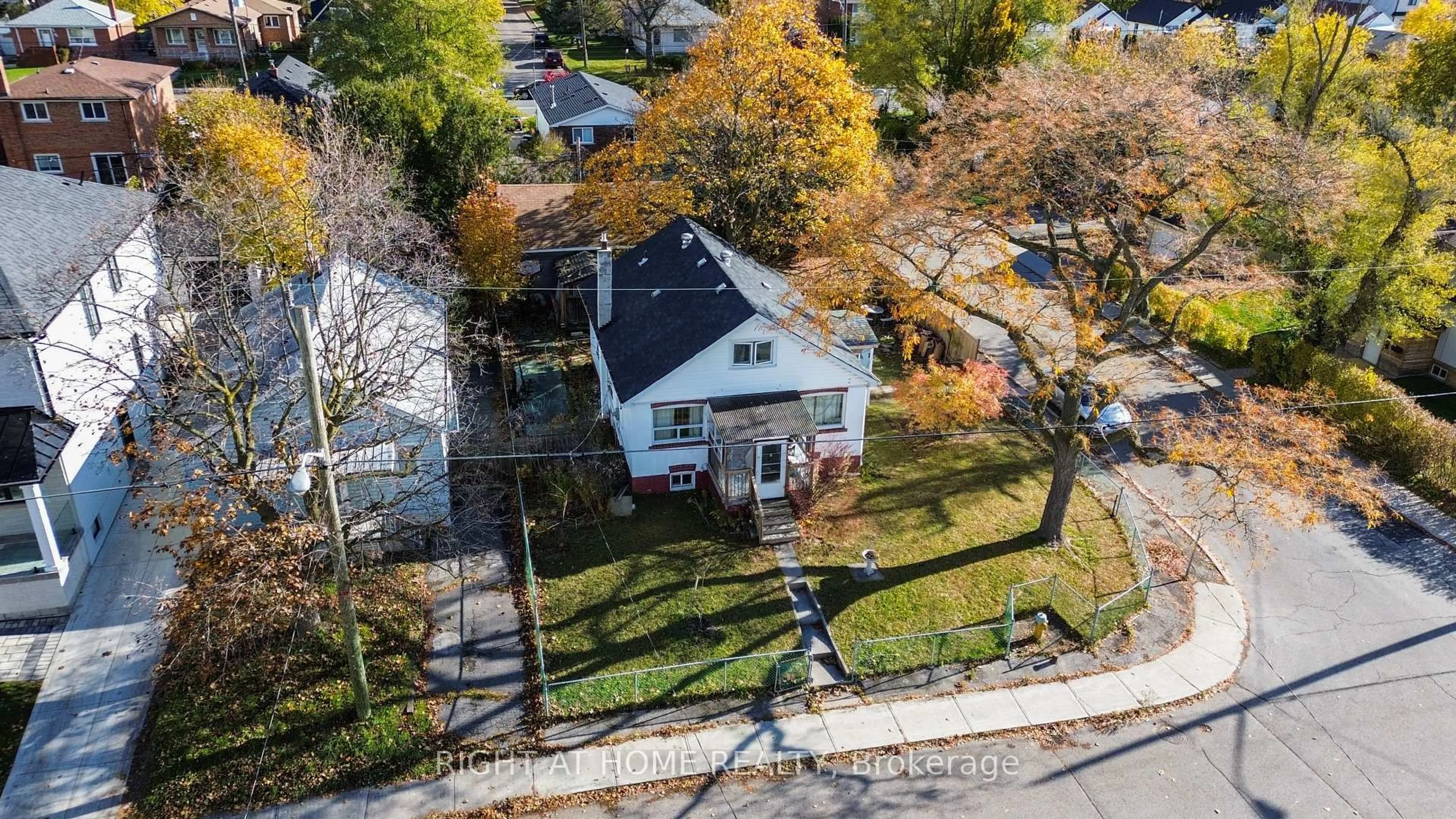 A pic from outside/outdoor area/front of a property/back of a property/a pic from drone, street for 41 Bexhill Ave, Toronto Ontario M1L 3B7
