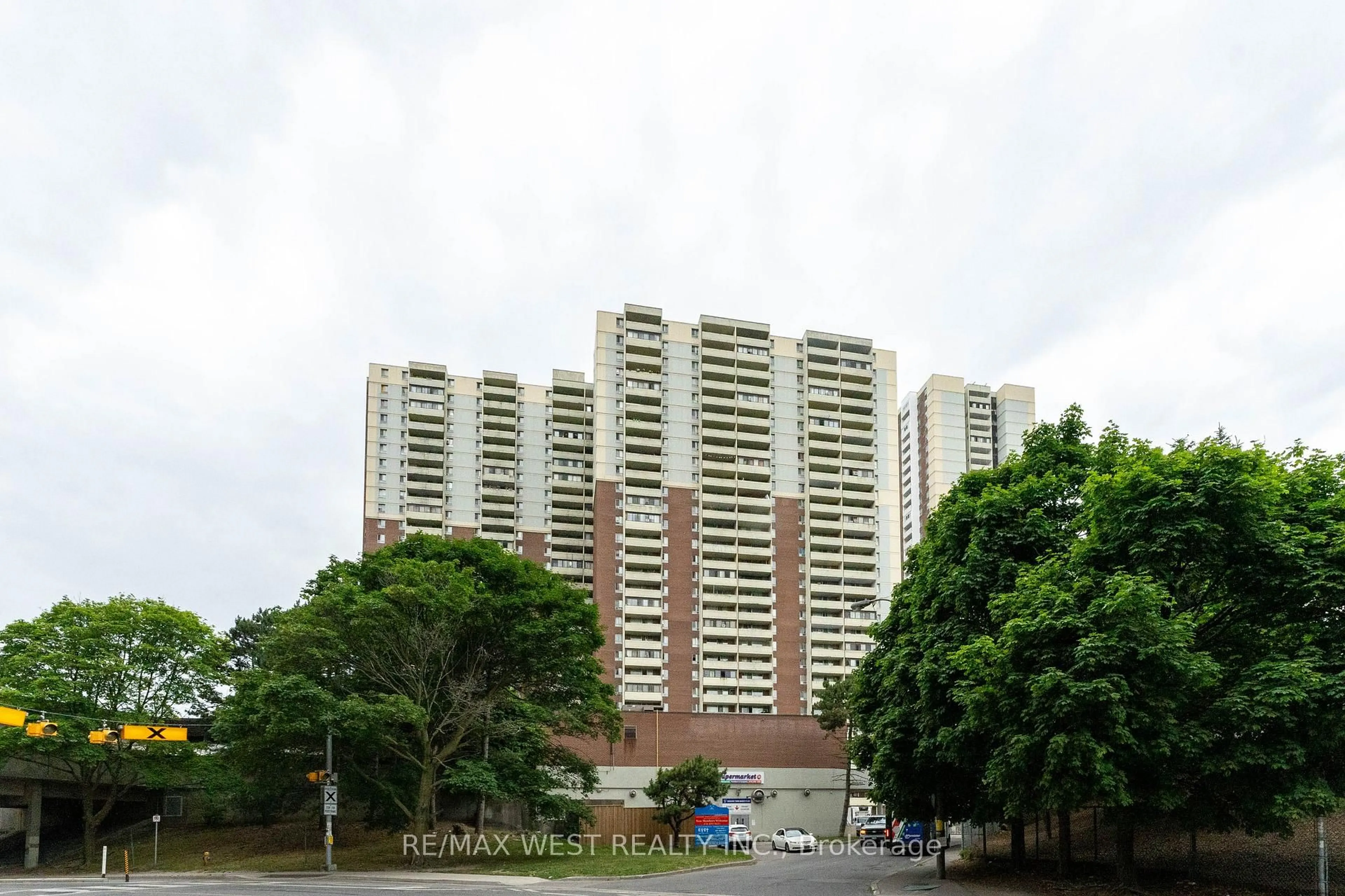 Unknown for 5 Massey Sq #PH5, Toronto Ontario M4C 5L6