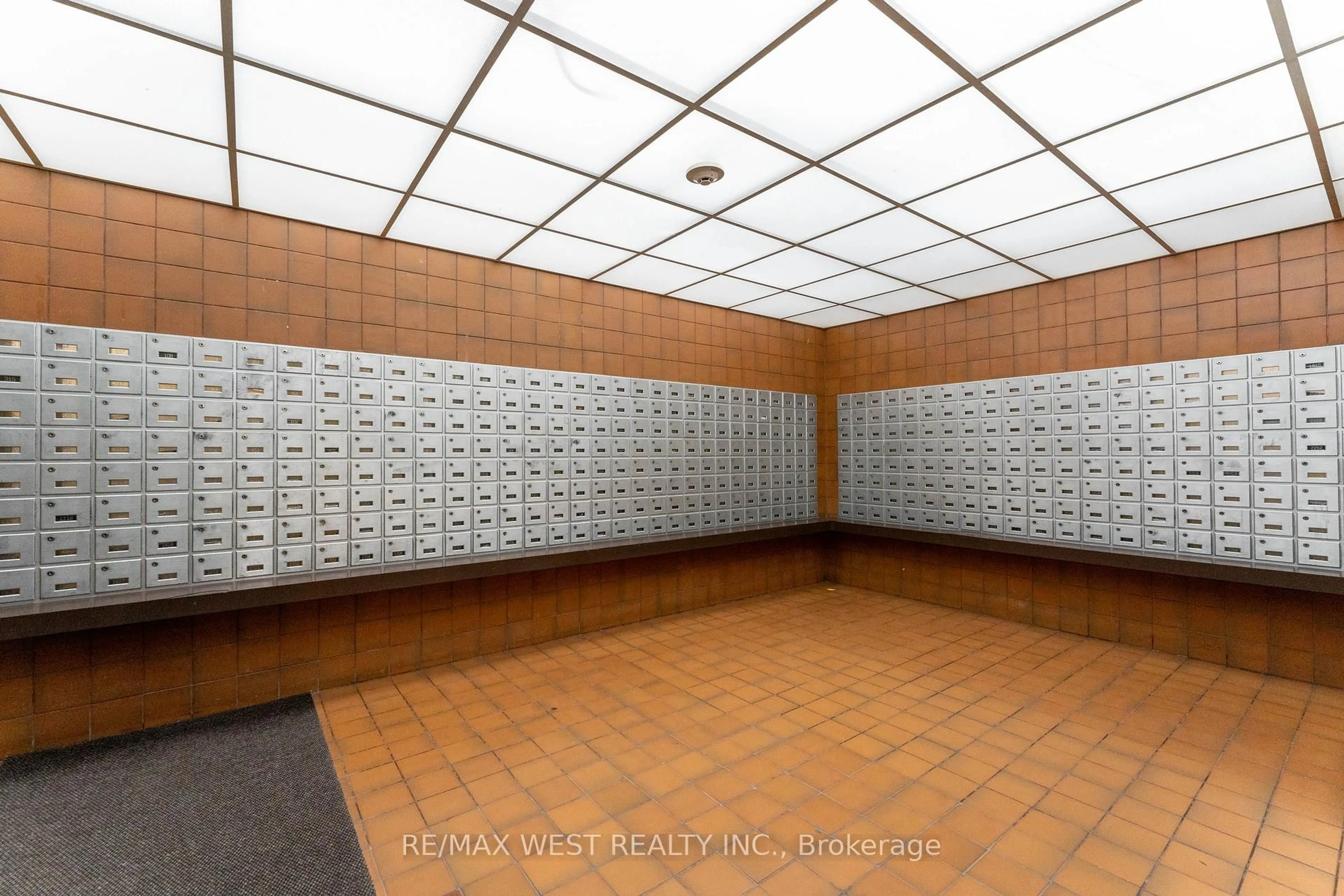 Unknown for 5 Massey Sq #PH5, Toronto Ontario M4C 5L6