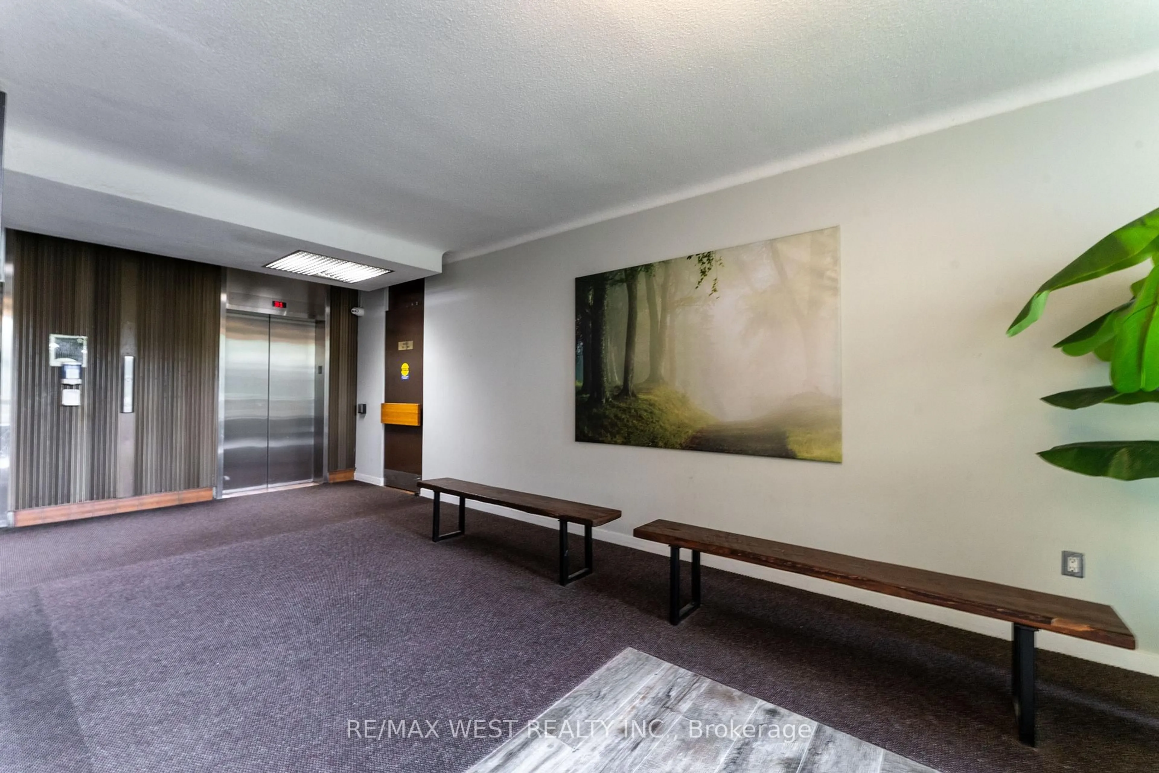 Indoor foyer for 5 Massey Sq #PH5, Toronto Ontario M4C 5L6