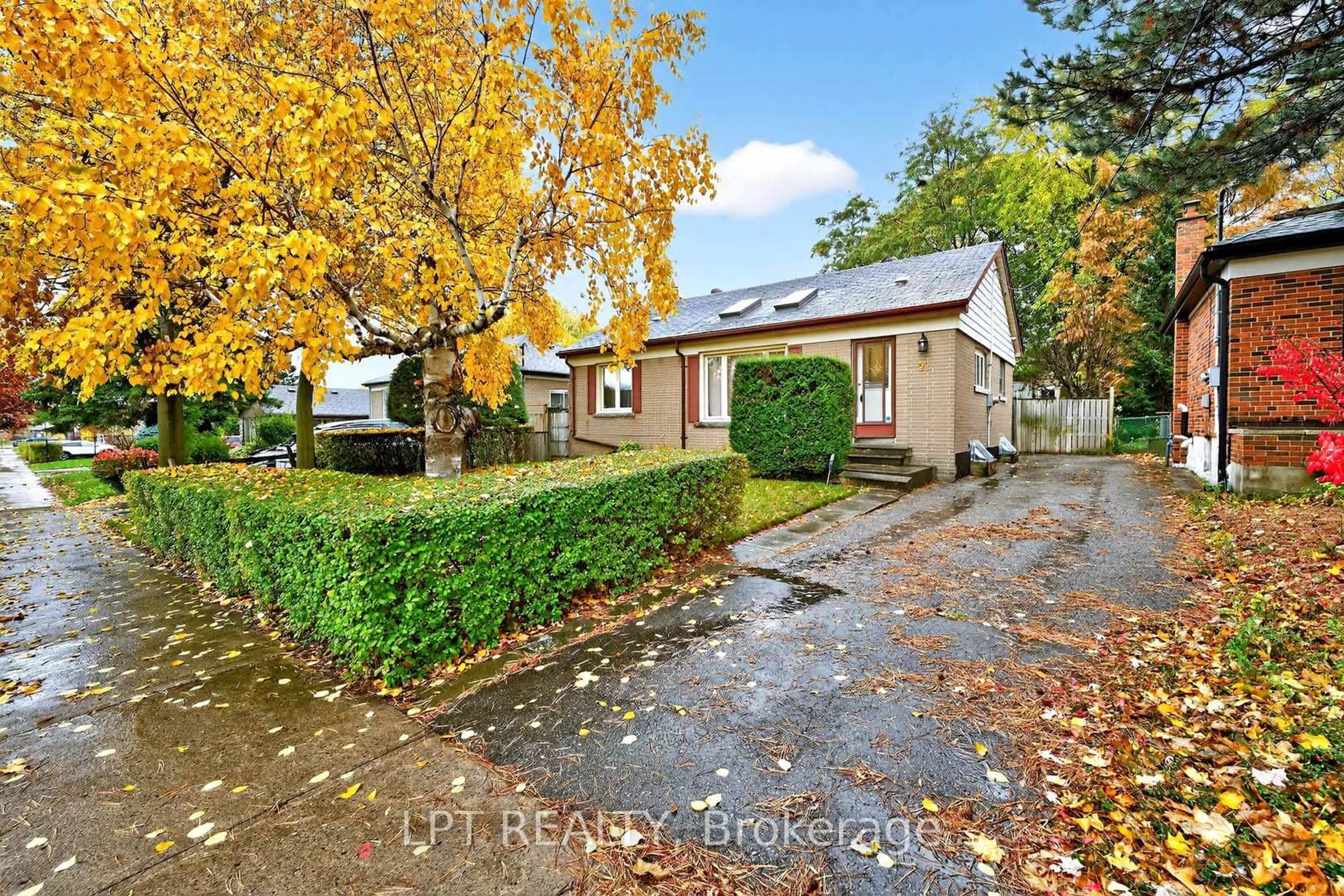 A pic from outside/outdoor area/front of a property/back of a property/a pic from drone, street for 21 Knowlton Dr, Toronto Ontario M1M 2G8