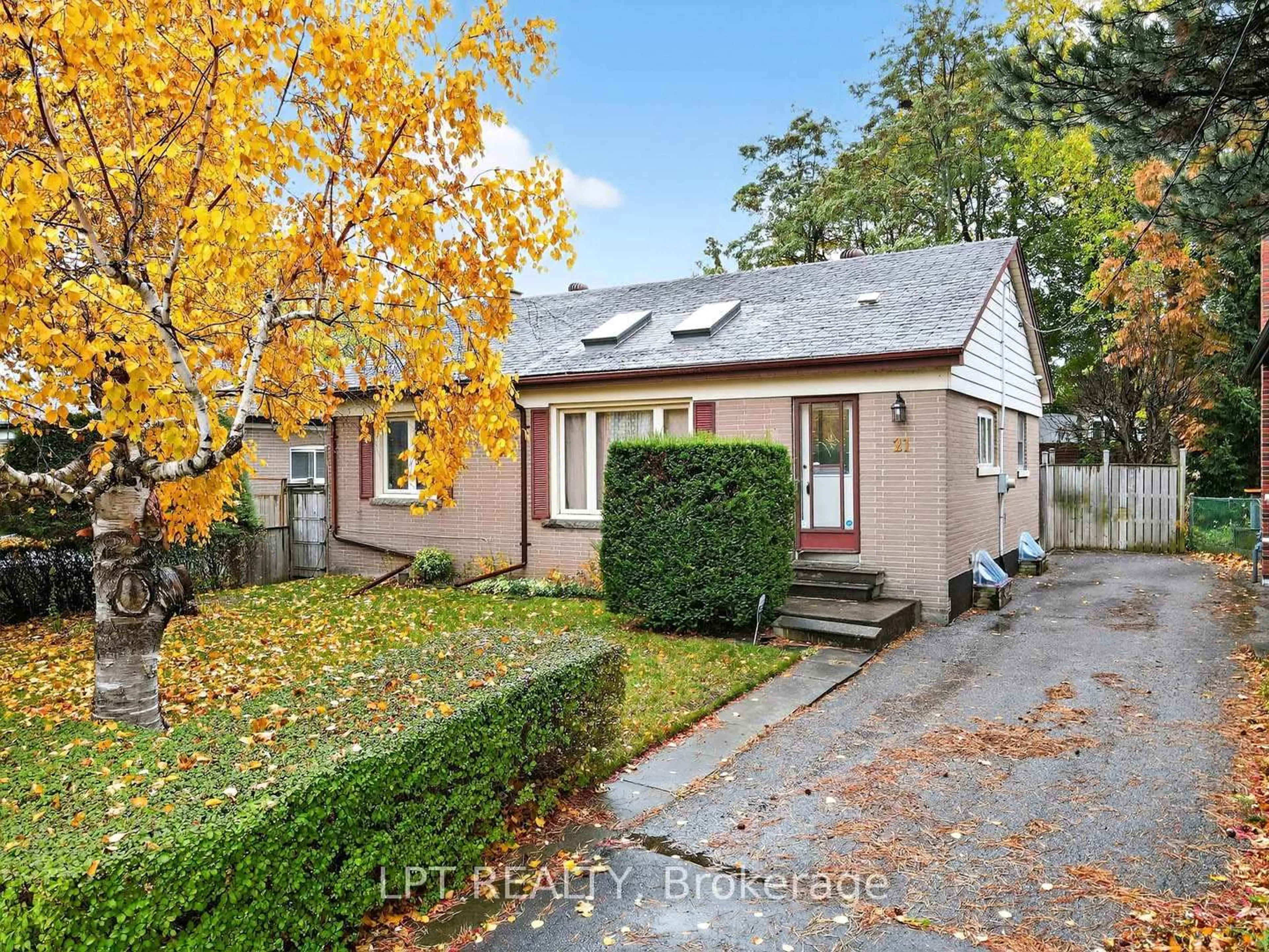 A pic from outside/outdoor area/front of a property/back of a property/a pic from drone, street for 21 Knowlton Dr, Toronto Ontario M1M 2G8