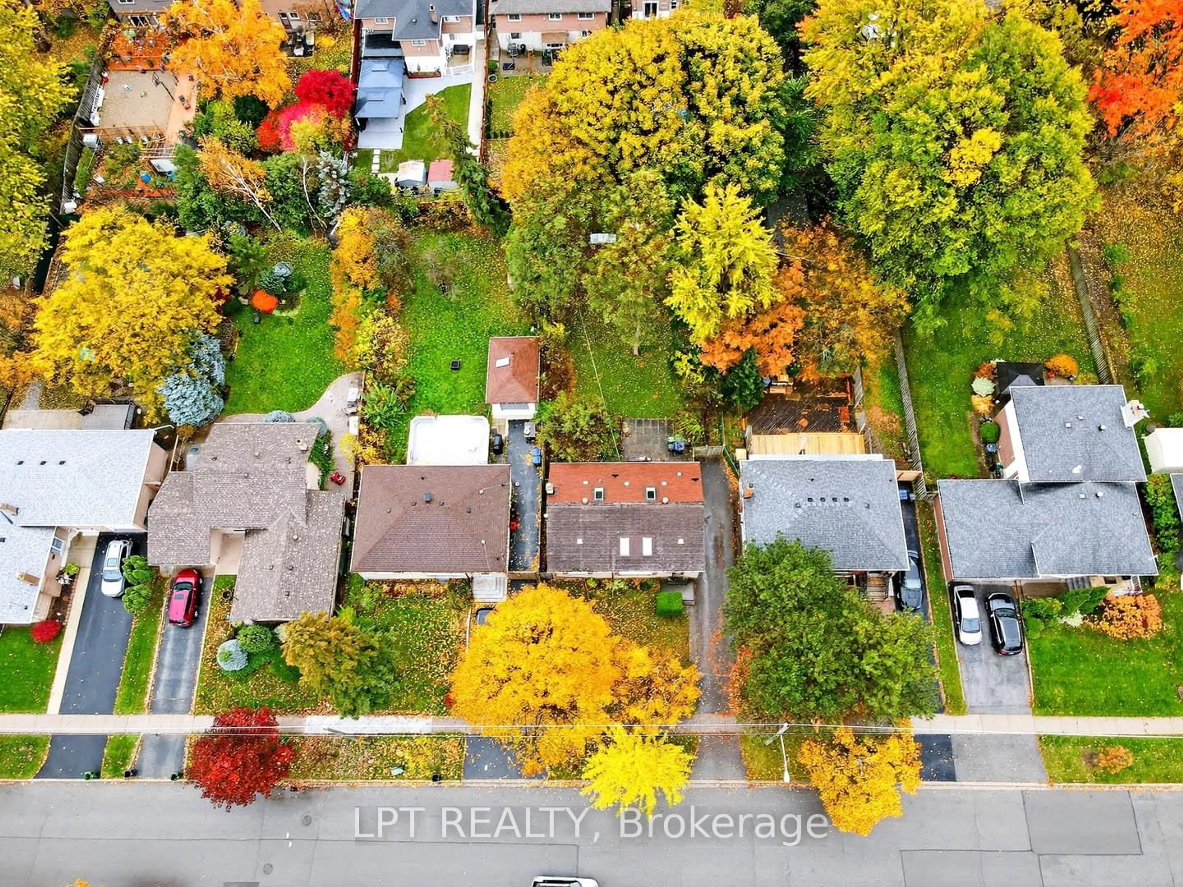 A pic from outside/outdoor area/front of a property/back of a property/a pic from drone, street for 21 Knowlton Dr, Toronto Ontario M1M 2G8