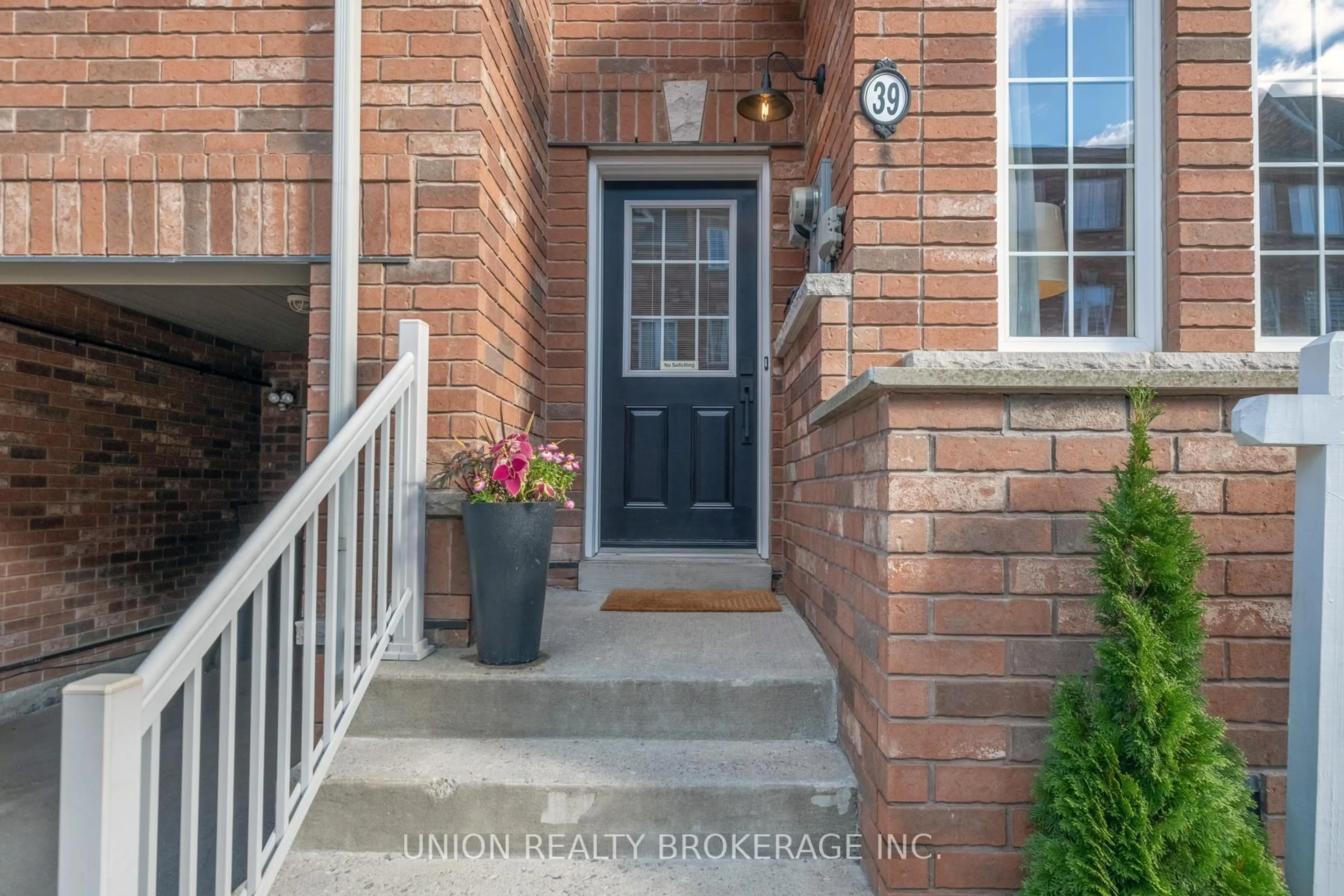 Indoor entryway for 39 Philpott Gdns, Toronto Ontario M4E 0A8