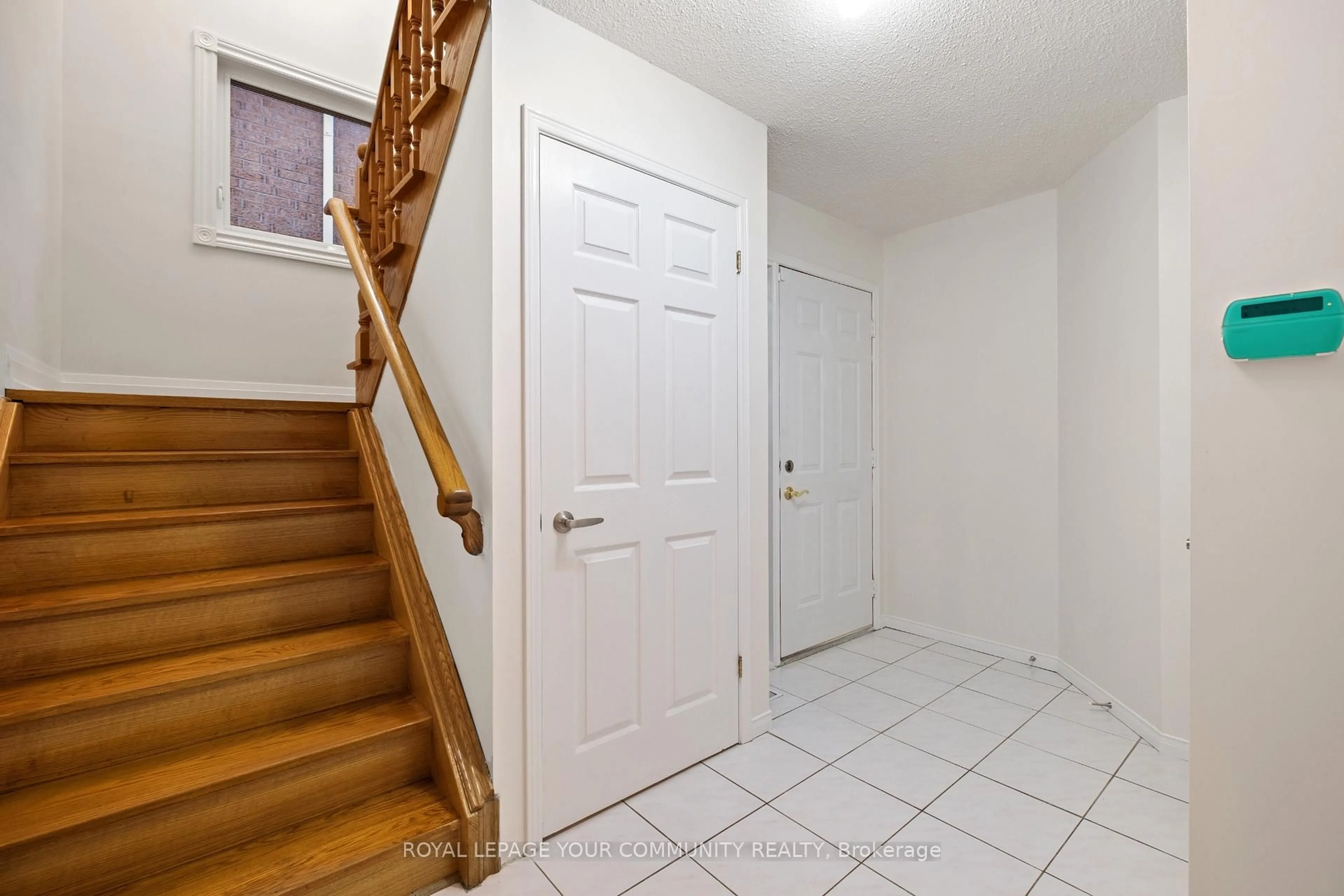 Indoor entryway for 58 Deanscroft Sq, Toronto Ontario M1E 4W9