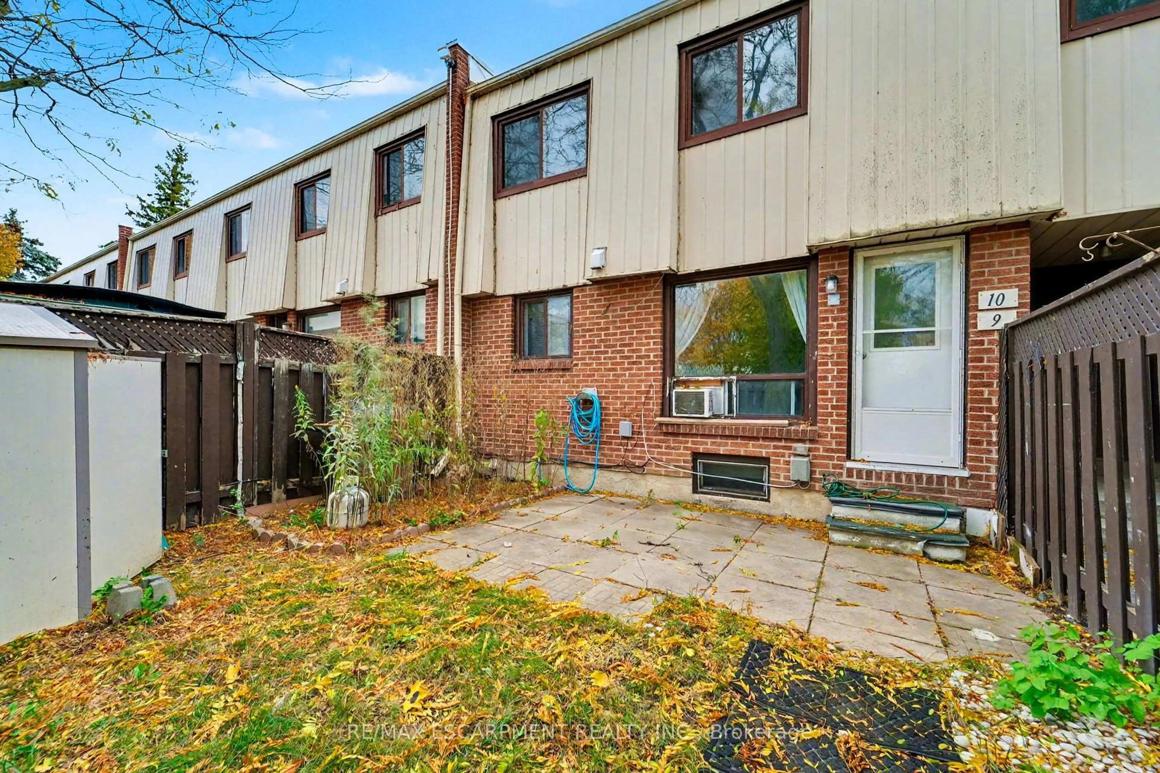 A pic from outside/outdoor area/front of a property/back of a property/a pic from drone, street for 1100 Oxford St #9, Oshawa Ontario L1J 6G4