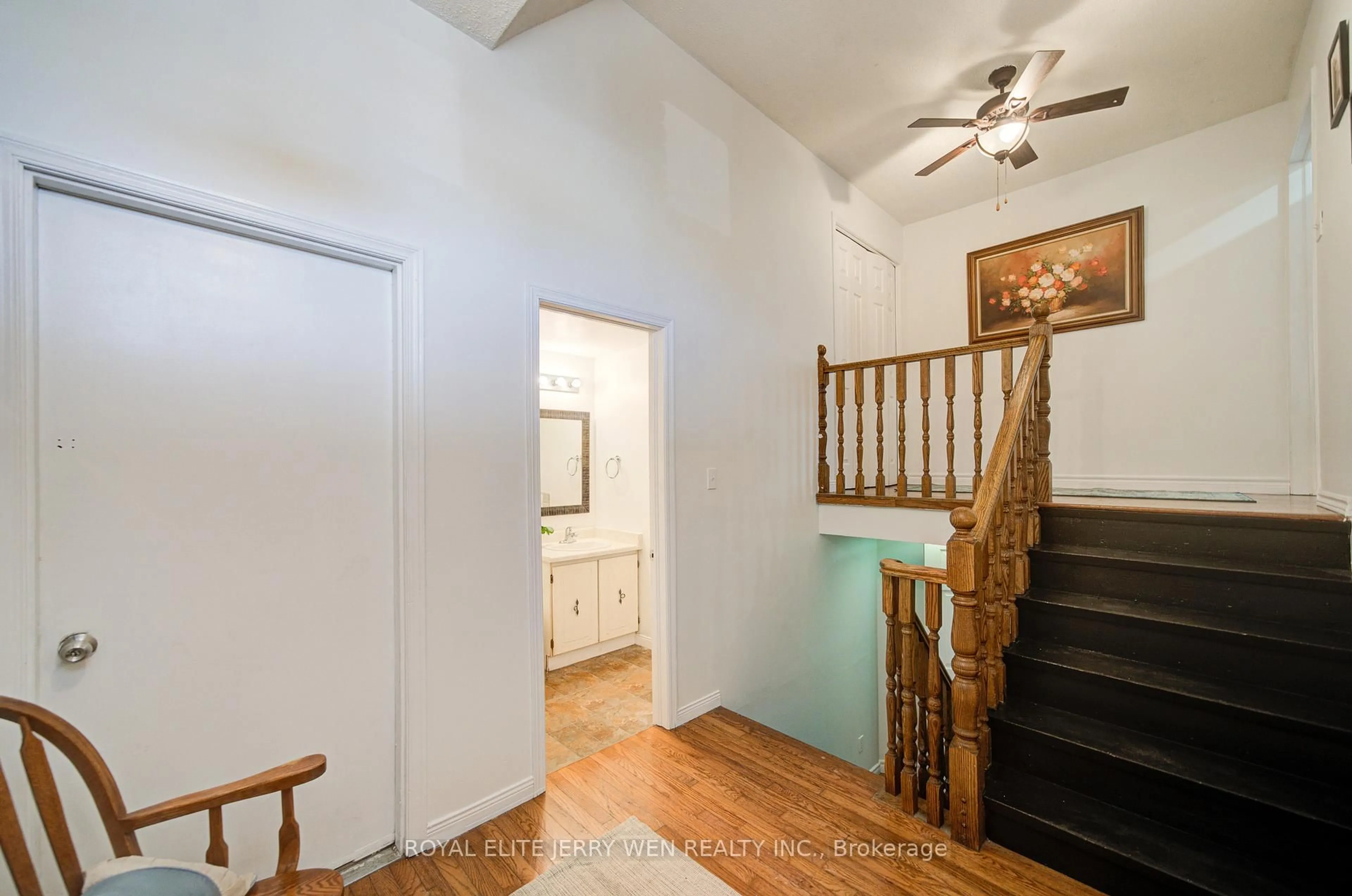 Indoor foyer for 1402 Wilson Rd, Oshawa Ontario L1K 2B9