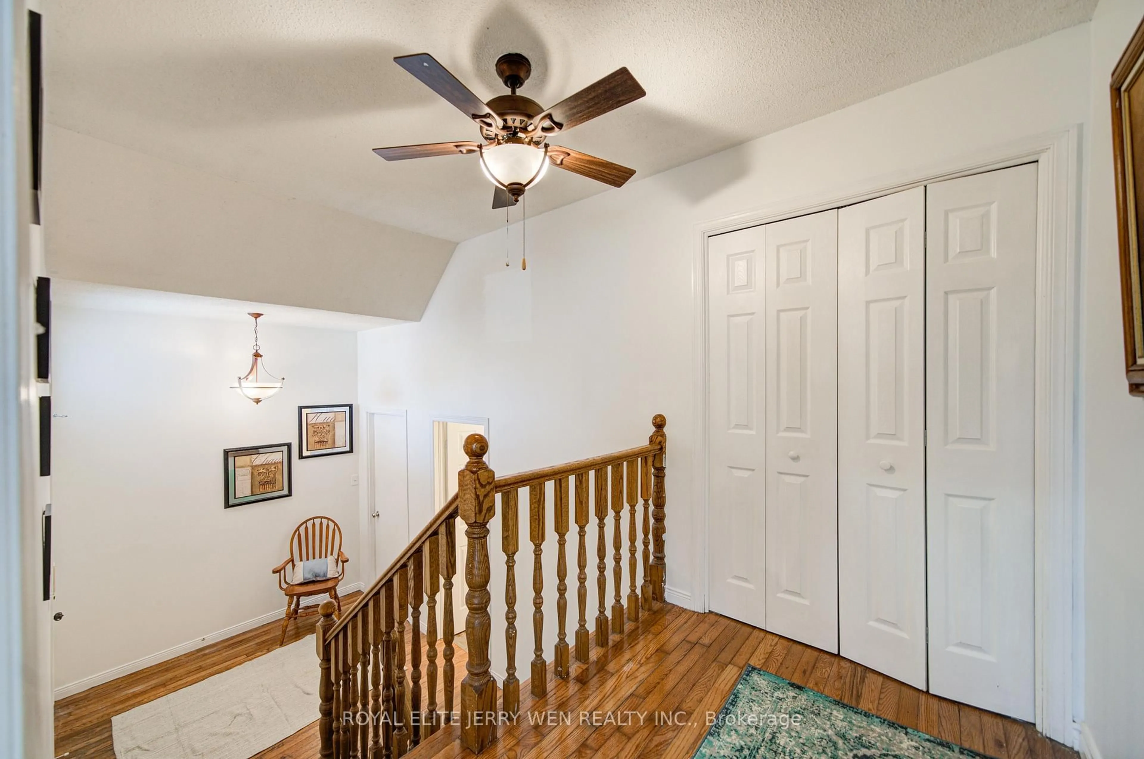 Indoor entryway for 1402 Wilson Rd, Oshawa Ontario L1K 2B9