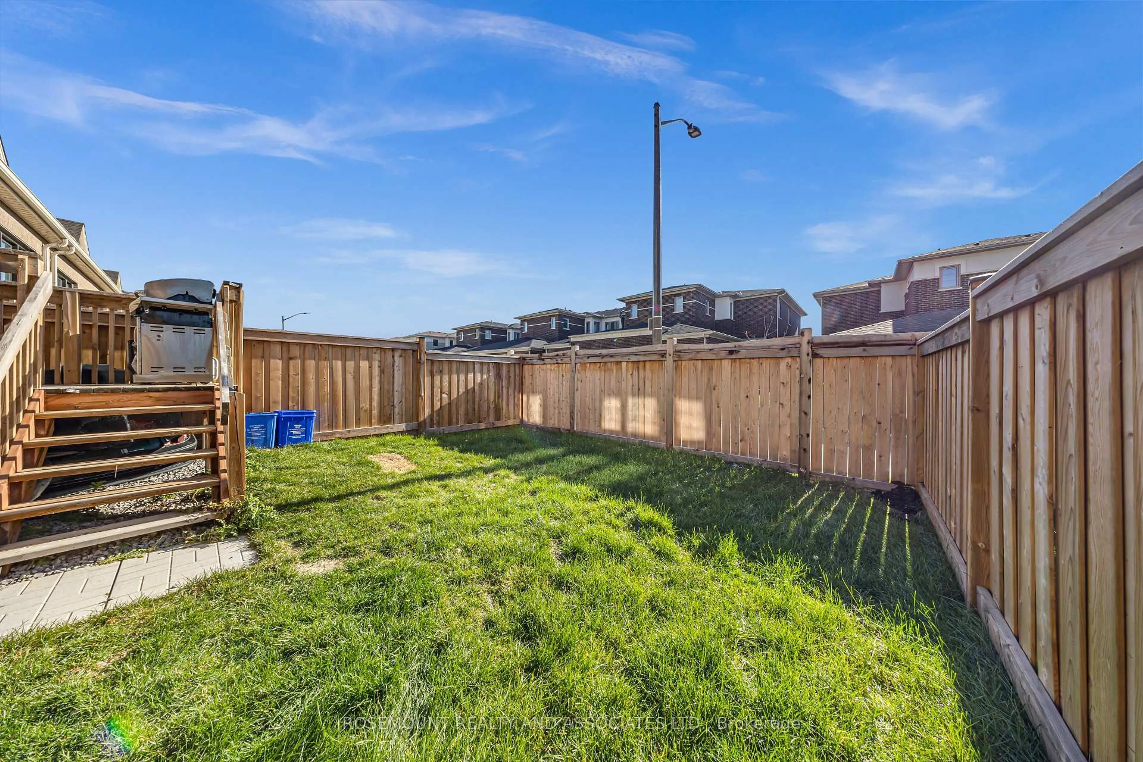 A pic from outside/outdoor area/front of a property/back of a property/a pic from drone, street for 13 Floodgate Rd, Whitby Ontario L1P 0P5