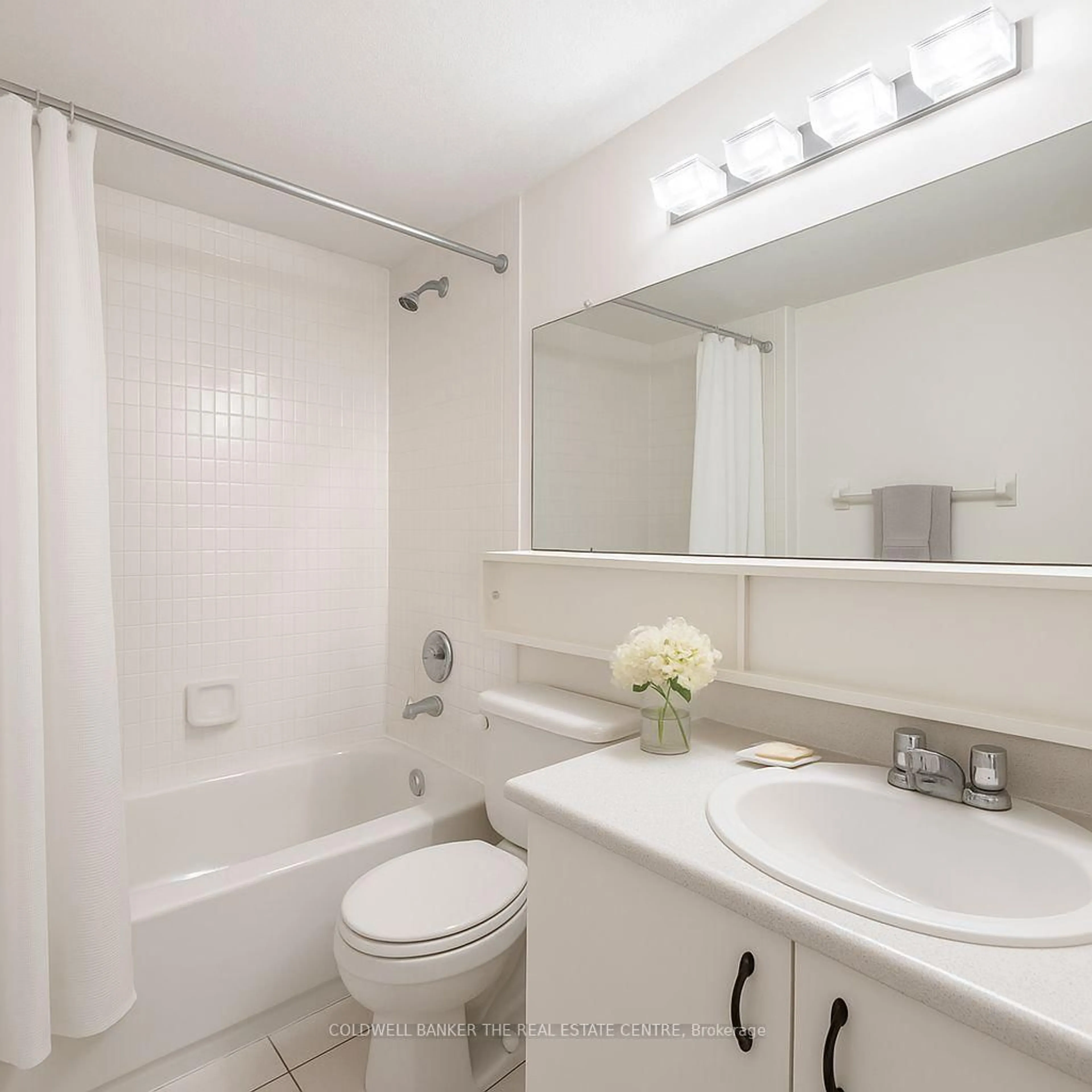 Standard bathroom, ceramic/tile floor for 1 Massey Sq #PH 15, Toronto Ontario M4C 5L4