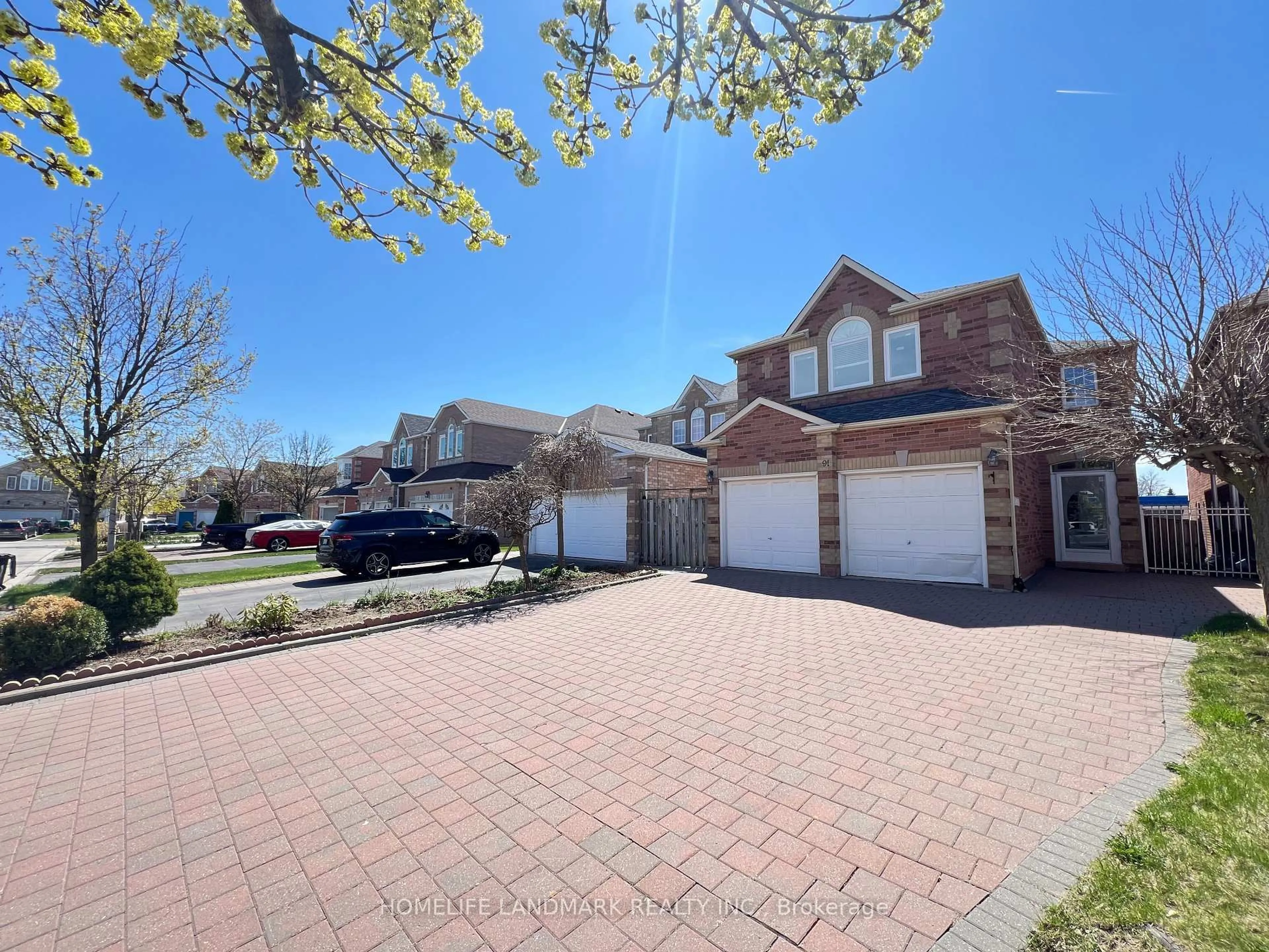 A pic from outside/outdoor area/front of a property/back of a property/a pic from drone, street for 91 Scoville Sq, Toronto Ontario M1V 5M1