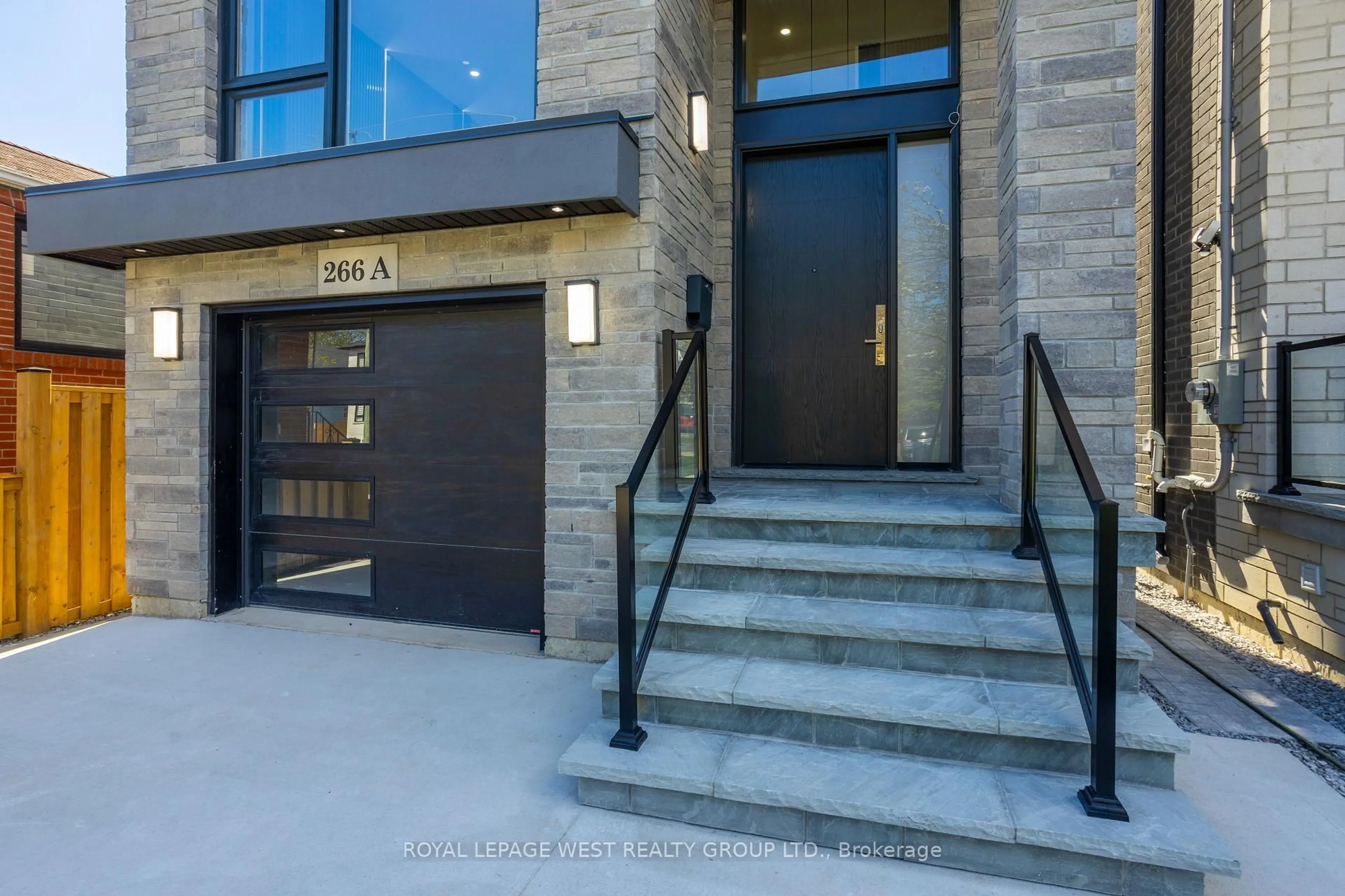 Indoor entryway for 266A Kennedy Rd, Toronto Ontario M1N 3P5