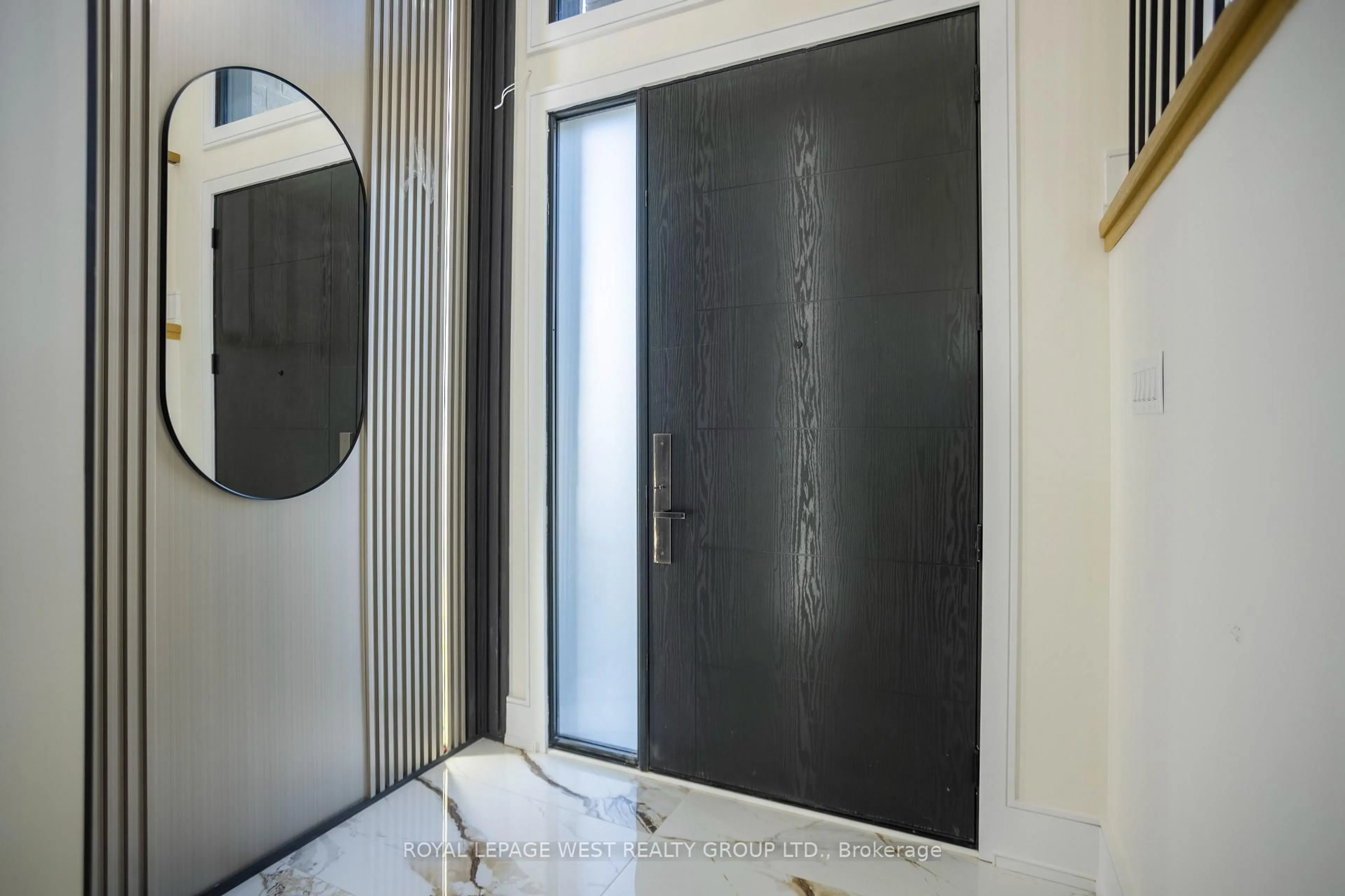 Indoor entryway for 266A Kennedy Rd, Toronto Ontario M1N 3P5