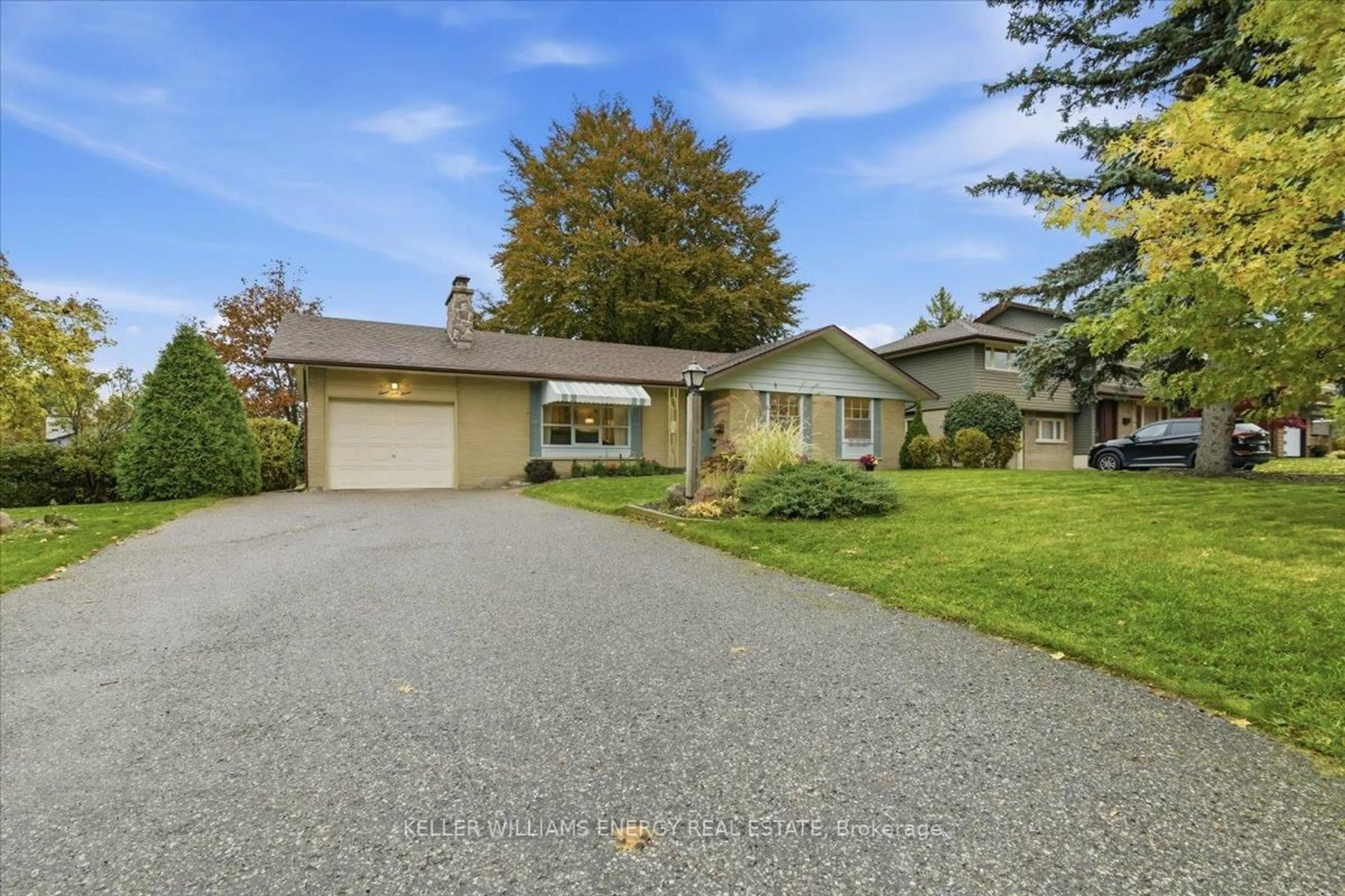 A pic from outside/outdoor area/front of a property/back of a property/a pic from drone, street for 767 Jasmine Cres, Oshawa Ontario L1G 3C5