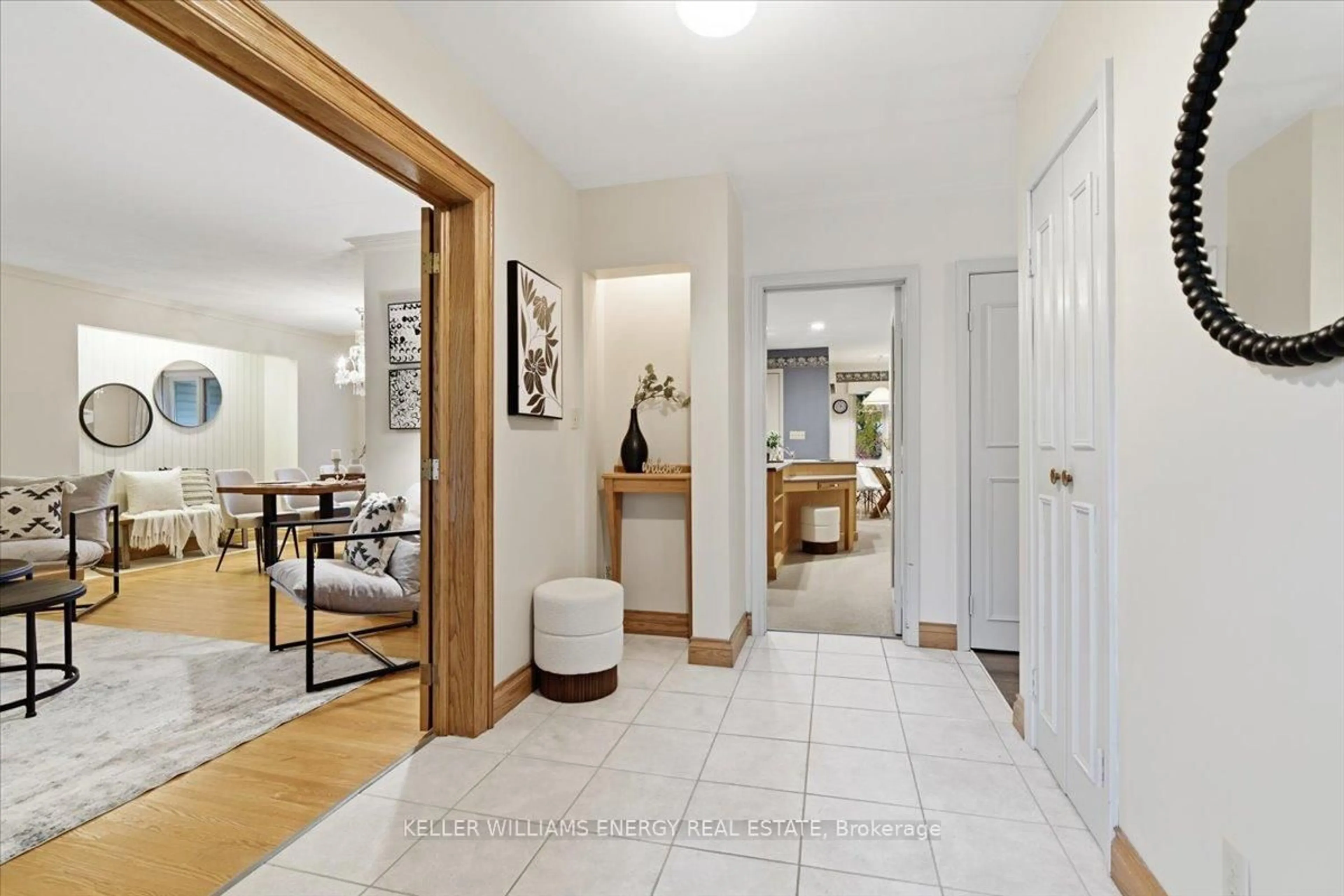 Indoor entryway for 767 Jasmine Cres, Oshawa Ontario L1G 3C5