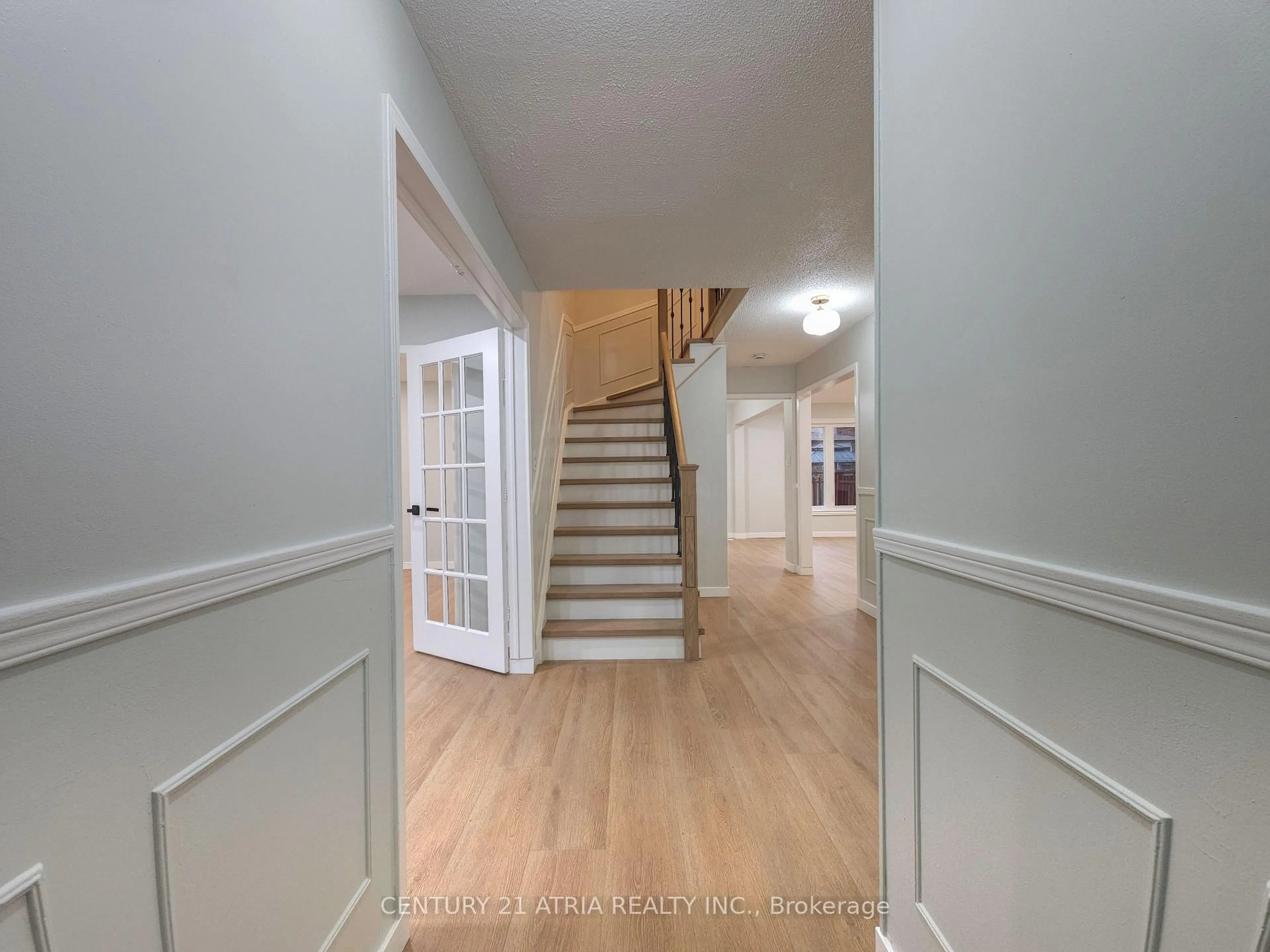Indoor foyer for 76 Carisbrooke Sq, Toronto Ontario M1B 4M4