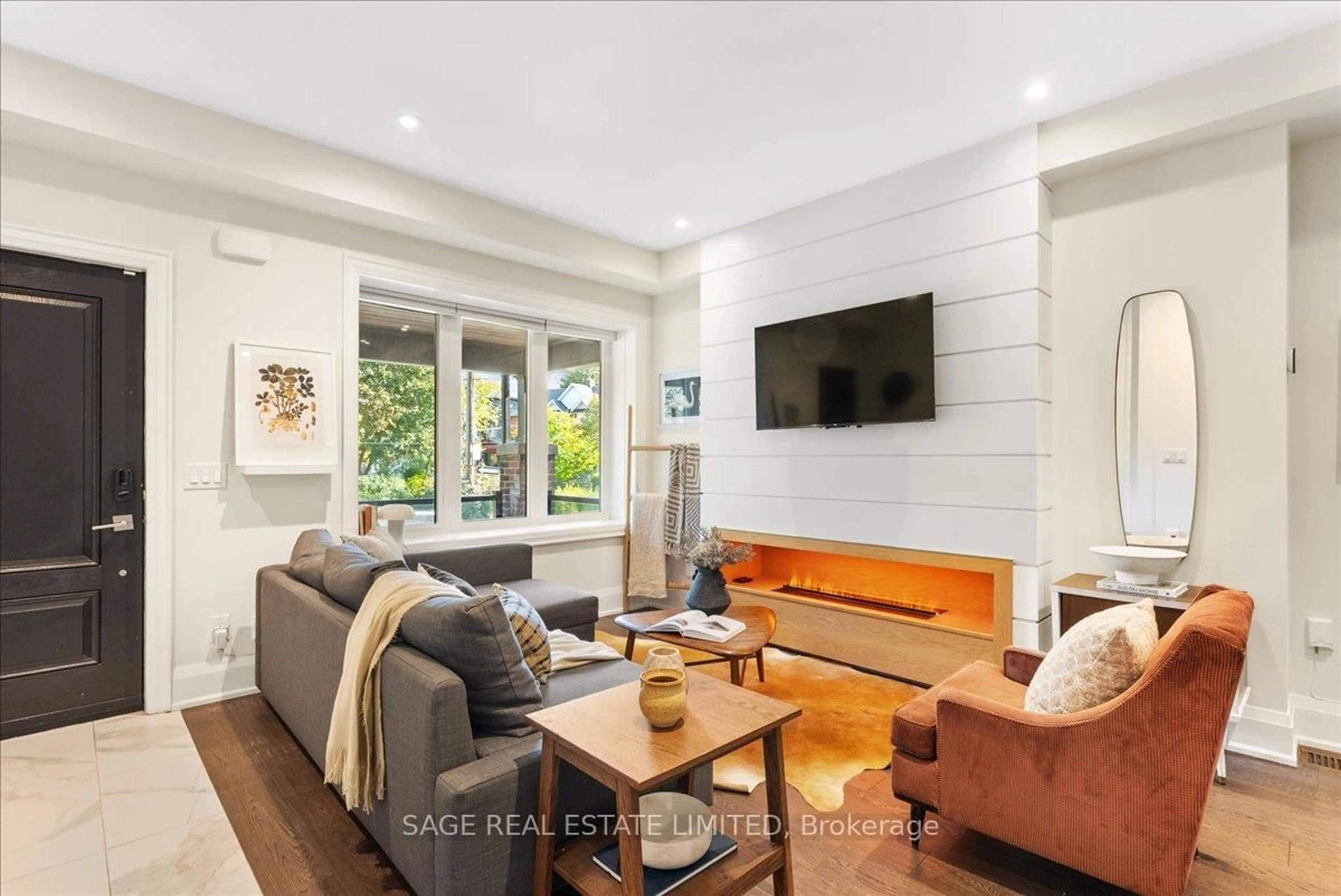 Living room with furniture, unknown for 324 Beech Ave, Toronto Ontario M4E 3J3