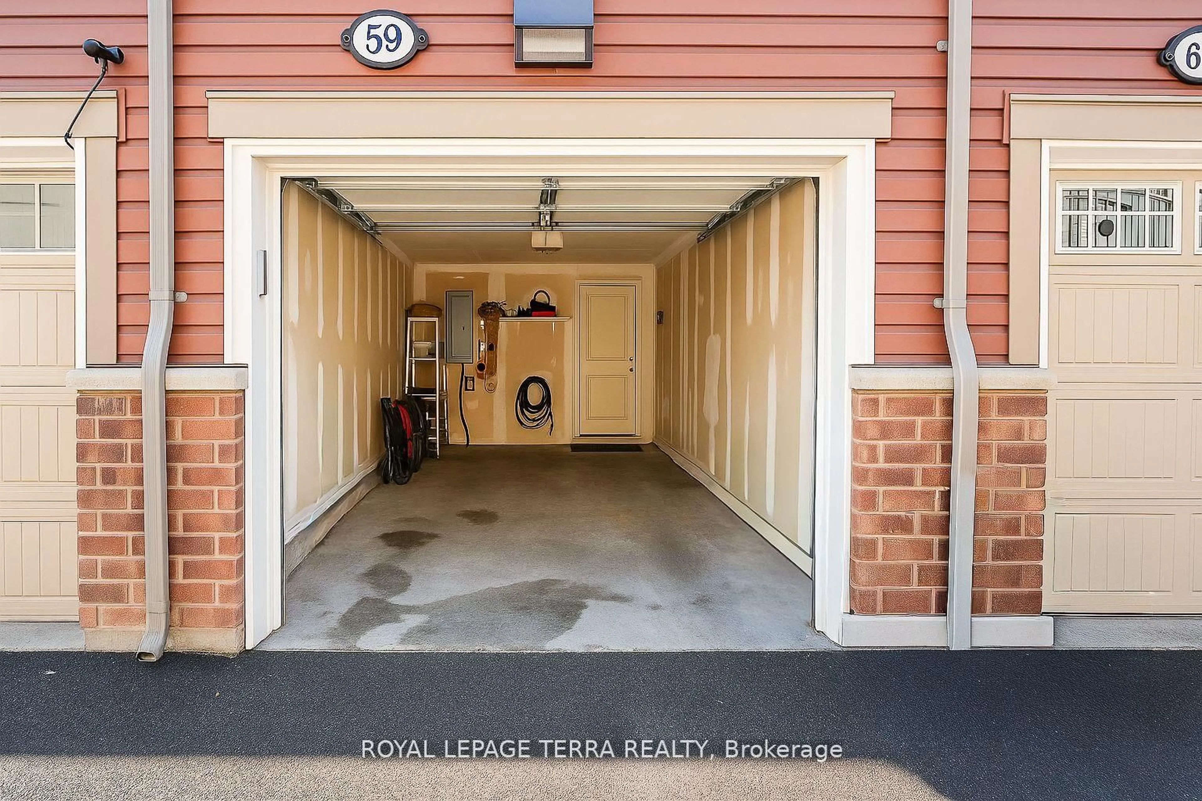 Indoor garage for 2500 Hill Rise Crt #59, Oshawa Ontario L1L 0M6