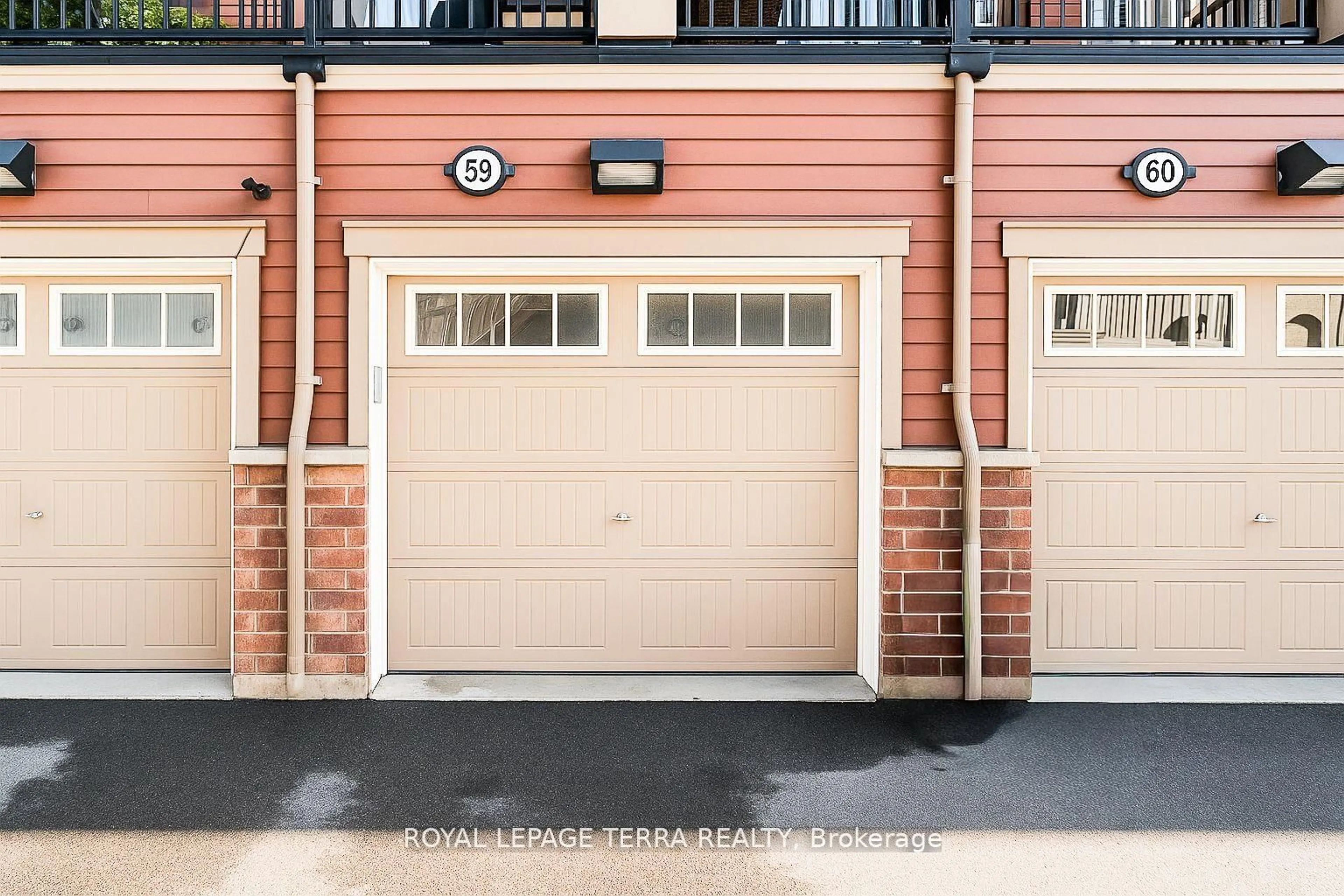 Indoor garage for 2500 Hill Rise Crt #59, Oshawa Ontario L1L 0M6