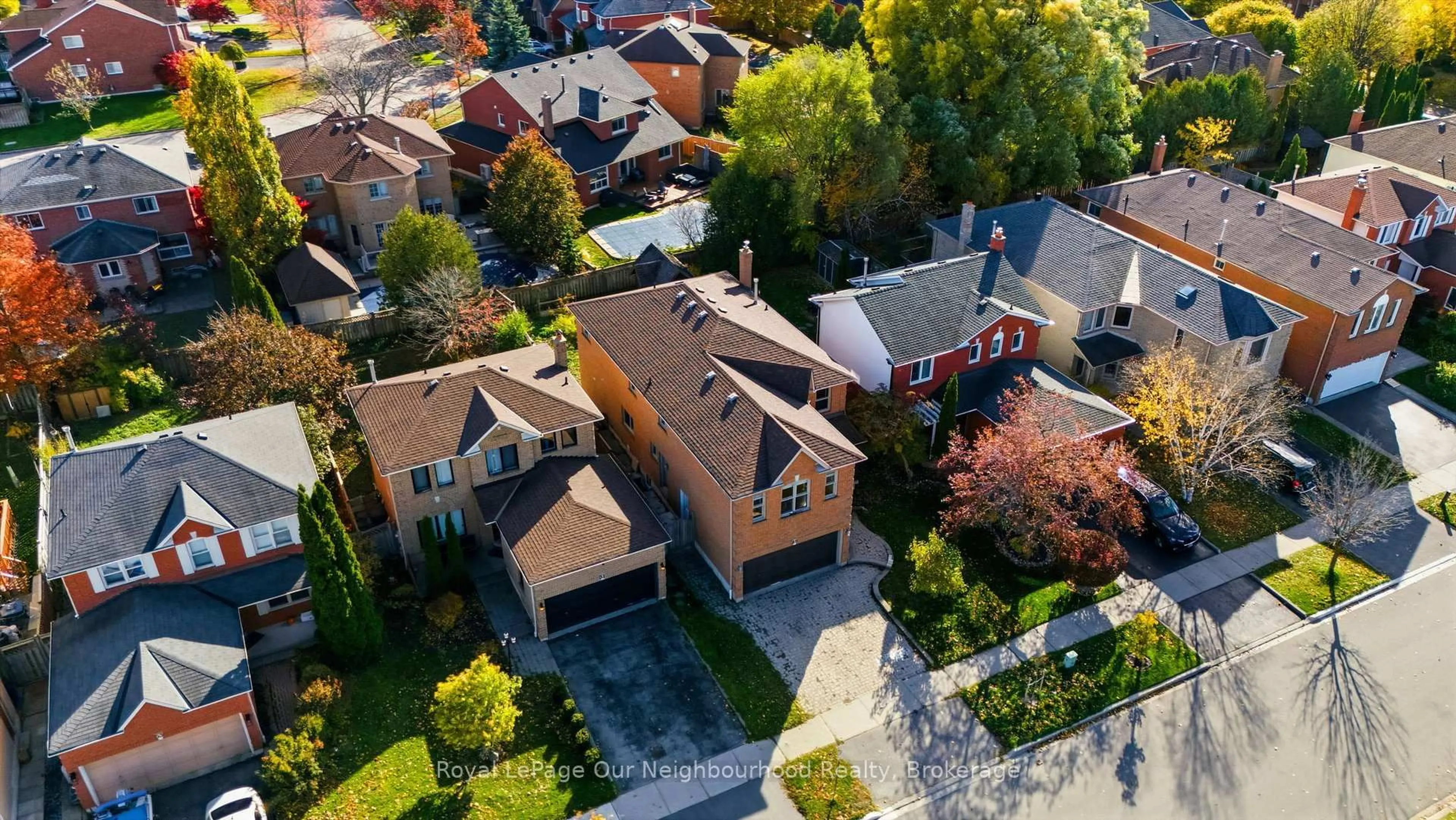 A pic from outside/outdoor area/front of a property/back of a property/a pic from drone, street for 49 Rolling Acres Dr, Whitby Ontario L1R 2A1