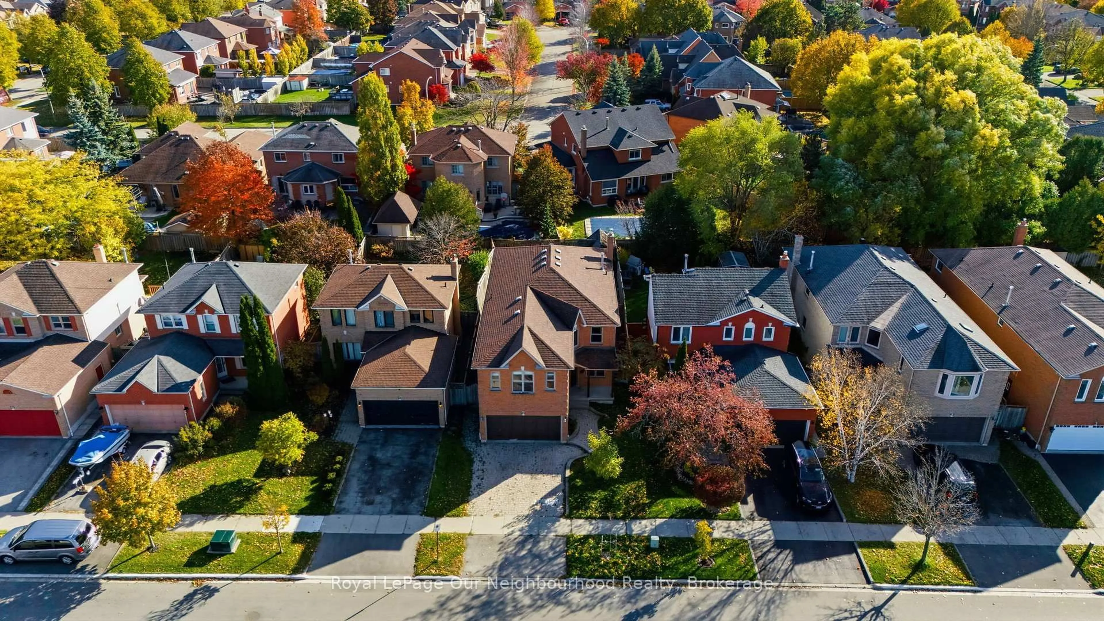 A pic from outside/outdoor area/front of a property/back of a property/a pic from drone, street for 49 Rolling Acres Dr, Whitby Ontario L1R 2A1