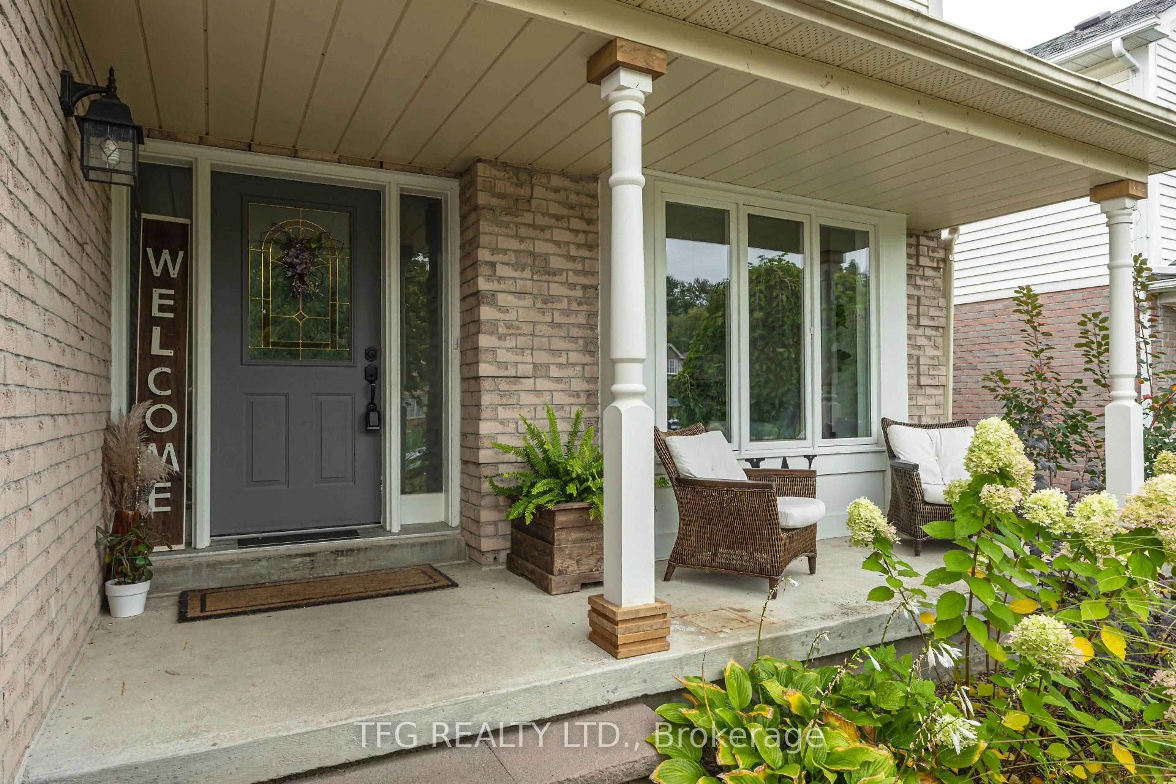 Indoor entryway for 1213 Corsica Ave, Oshawa Ontario L1K 2J8