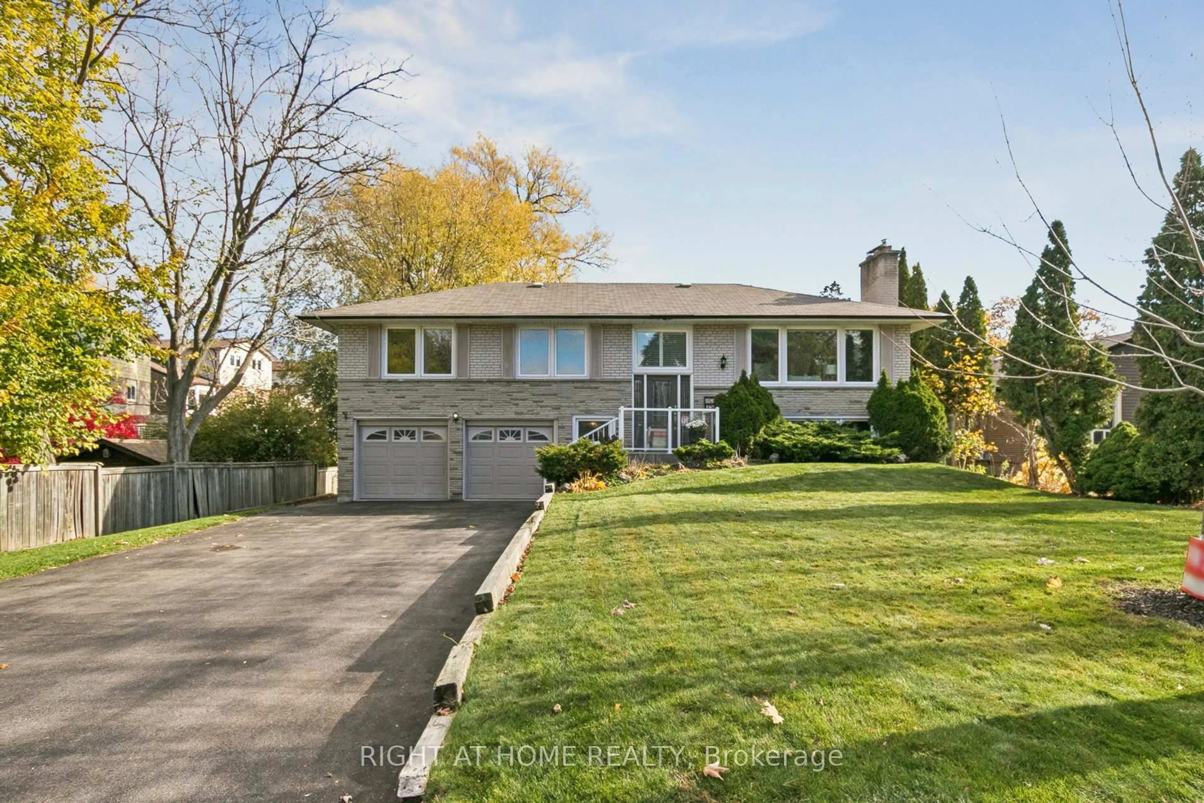 Home with vinyl exterior material, street for 421 East Ave, Toronto Ontario M1C 2W7