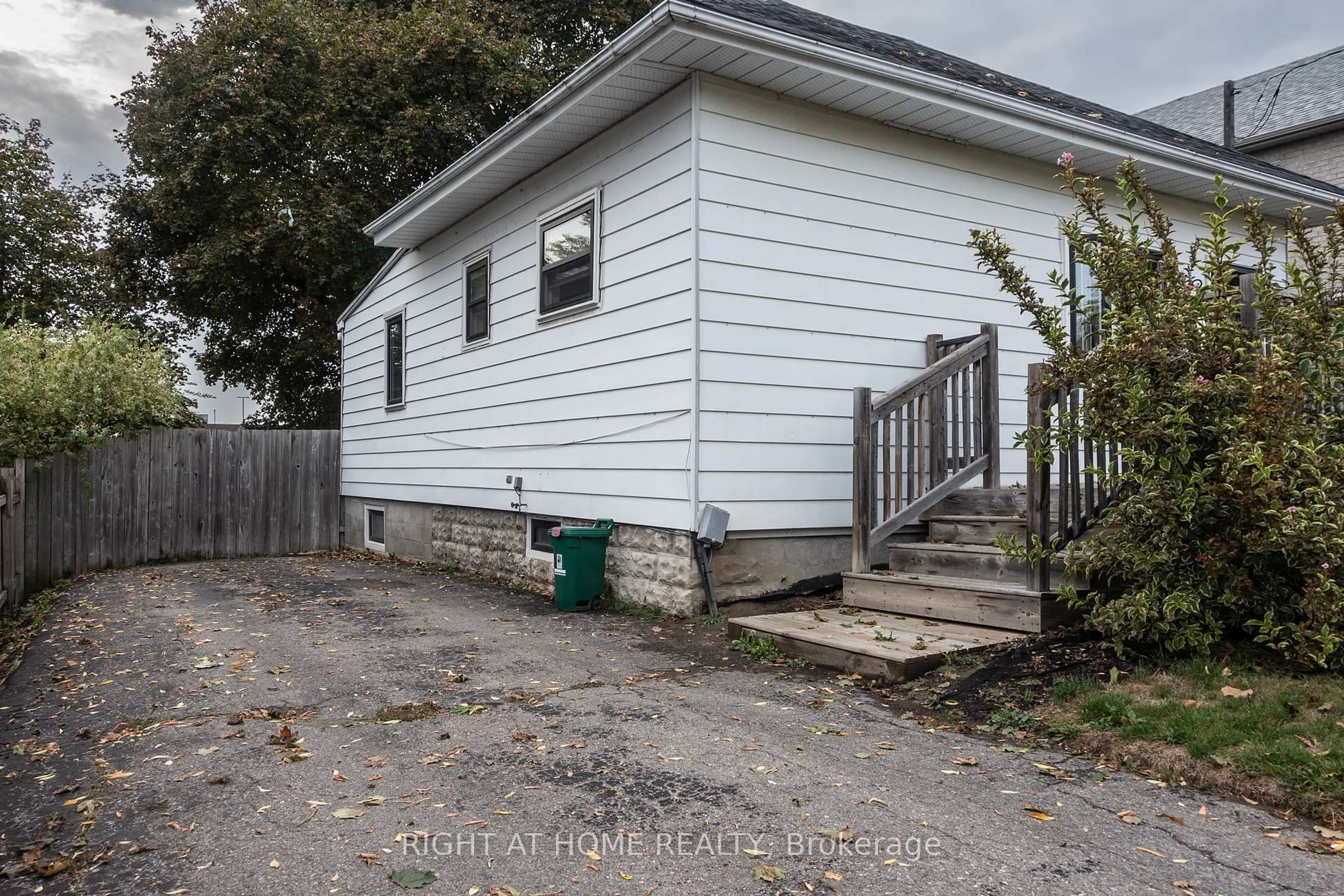 Shed for 22 Westmount St, Oshawa Ontario L1J 4W9