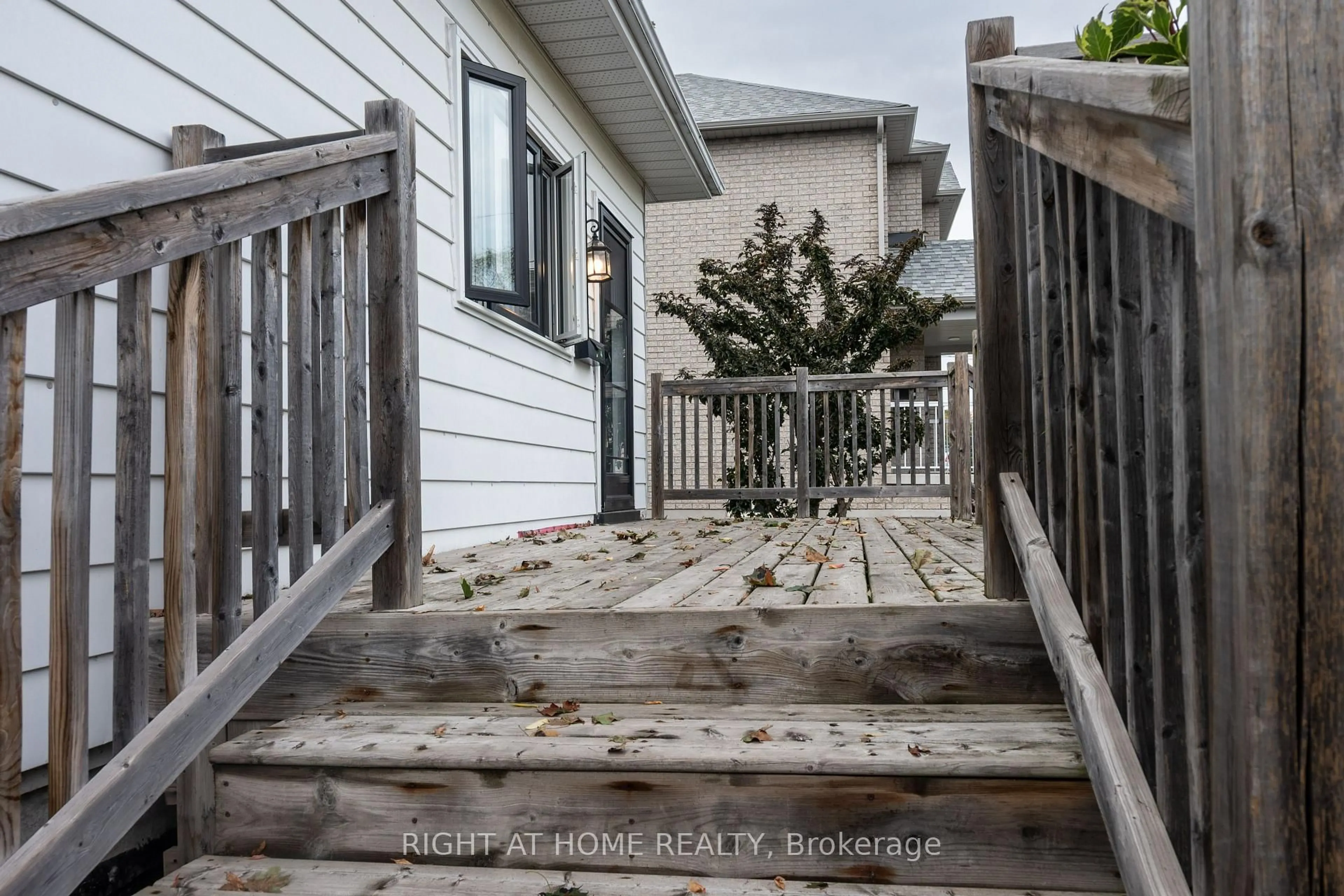 Stairs for 22 Westmount St, Oshawa Ontario L1J 4W9